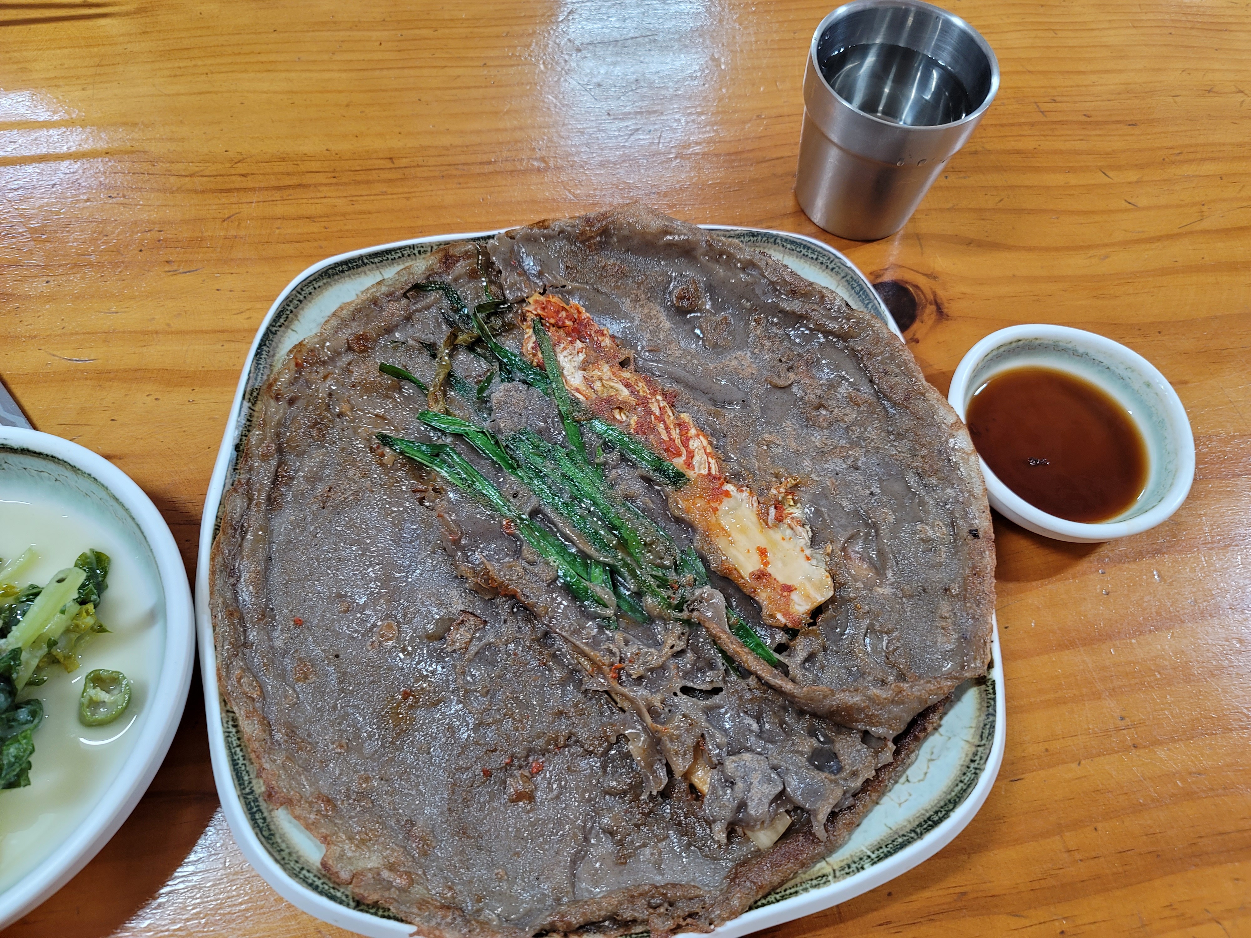 메밀전진짜최고에요!! 담백하고고소하고 2장에6천원 가격도저렴 명태회막국수도진짜맛있어요 약간