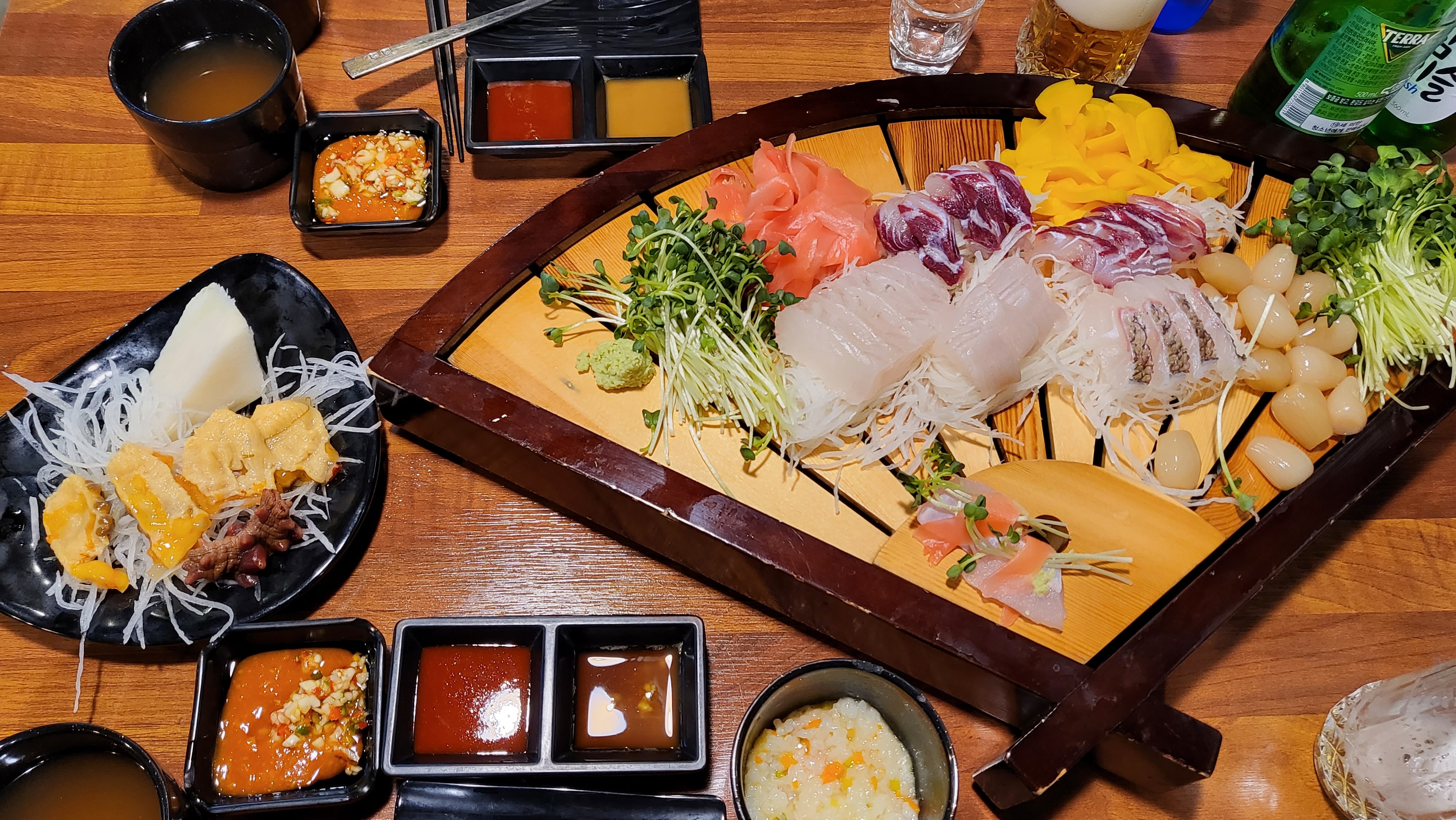 매번 왜 사람이 많은지 알겠어요...👍 사장님이 계속 맛있는 부위 가져다주셔서 술을 생각보