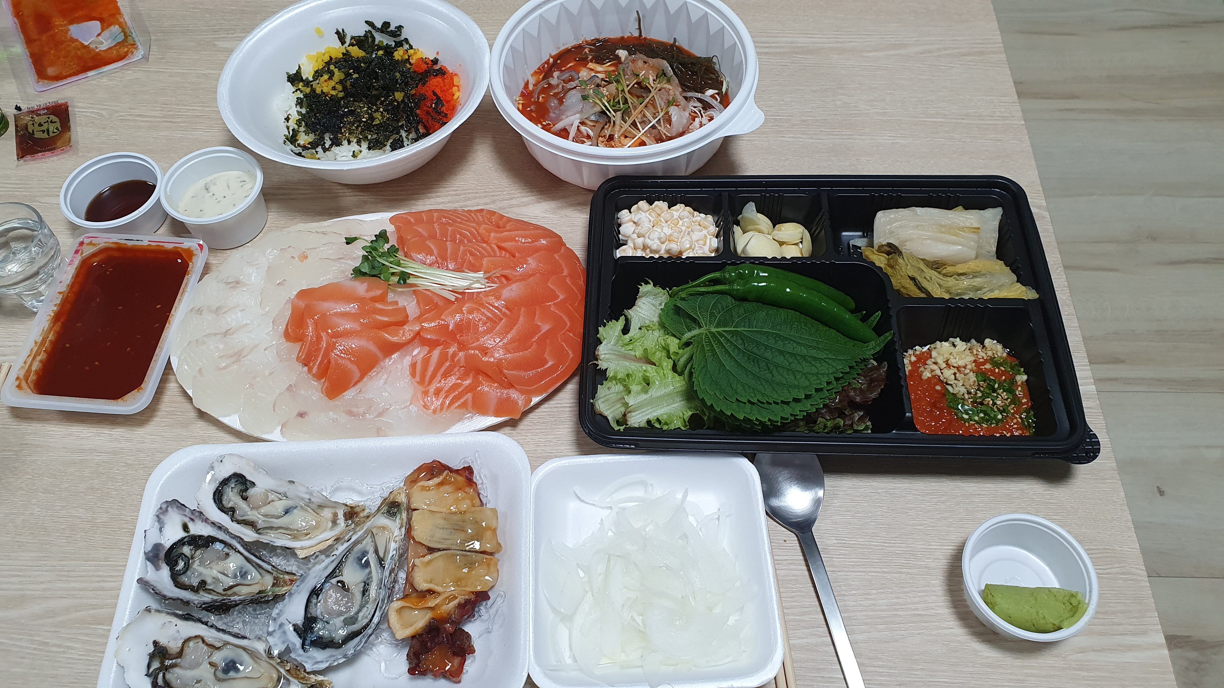사장님들이 너무 친절하시고 서비스도 많이 챙겨주셨어요 ^-^ 회도 얼음 위로 올려주셔서 끝