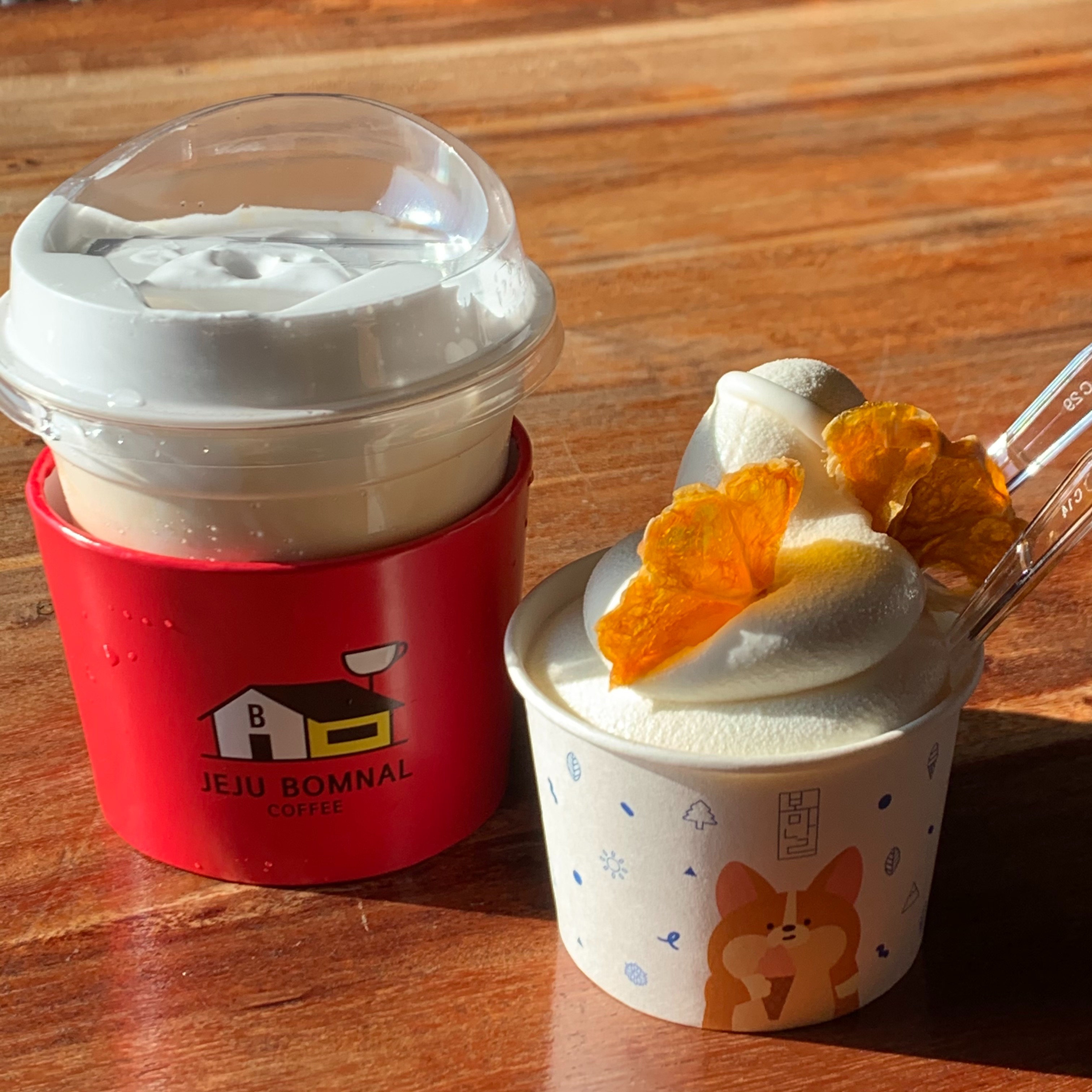 디저트 음료와 함께 찍은 사진