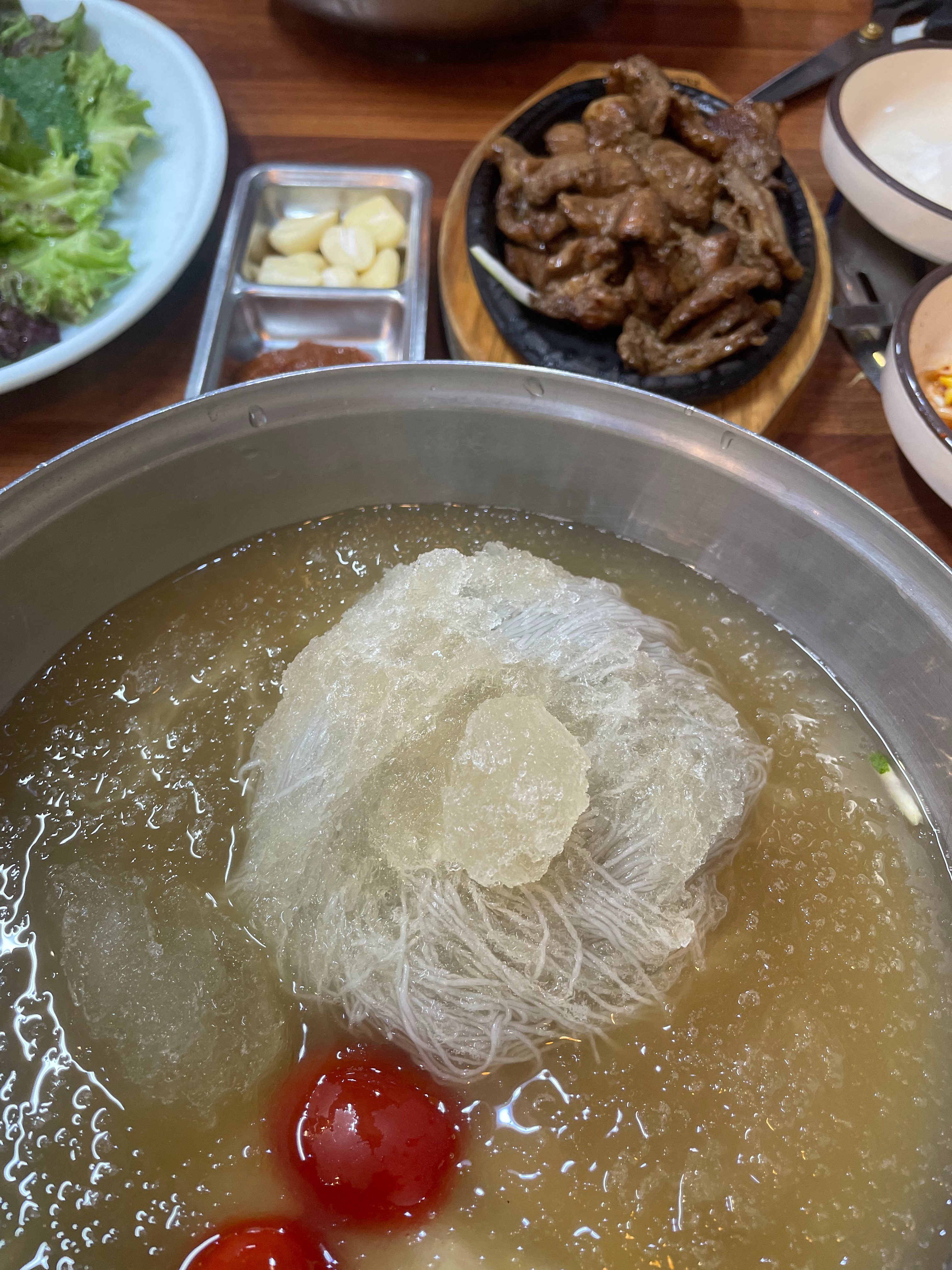 여름철에 빠질수 없는 냉면인데.. 여름마다 매번 찾아가는 권선동 맛집:) 냉면의 면이 가늘