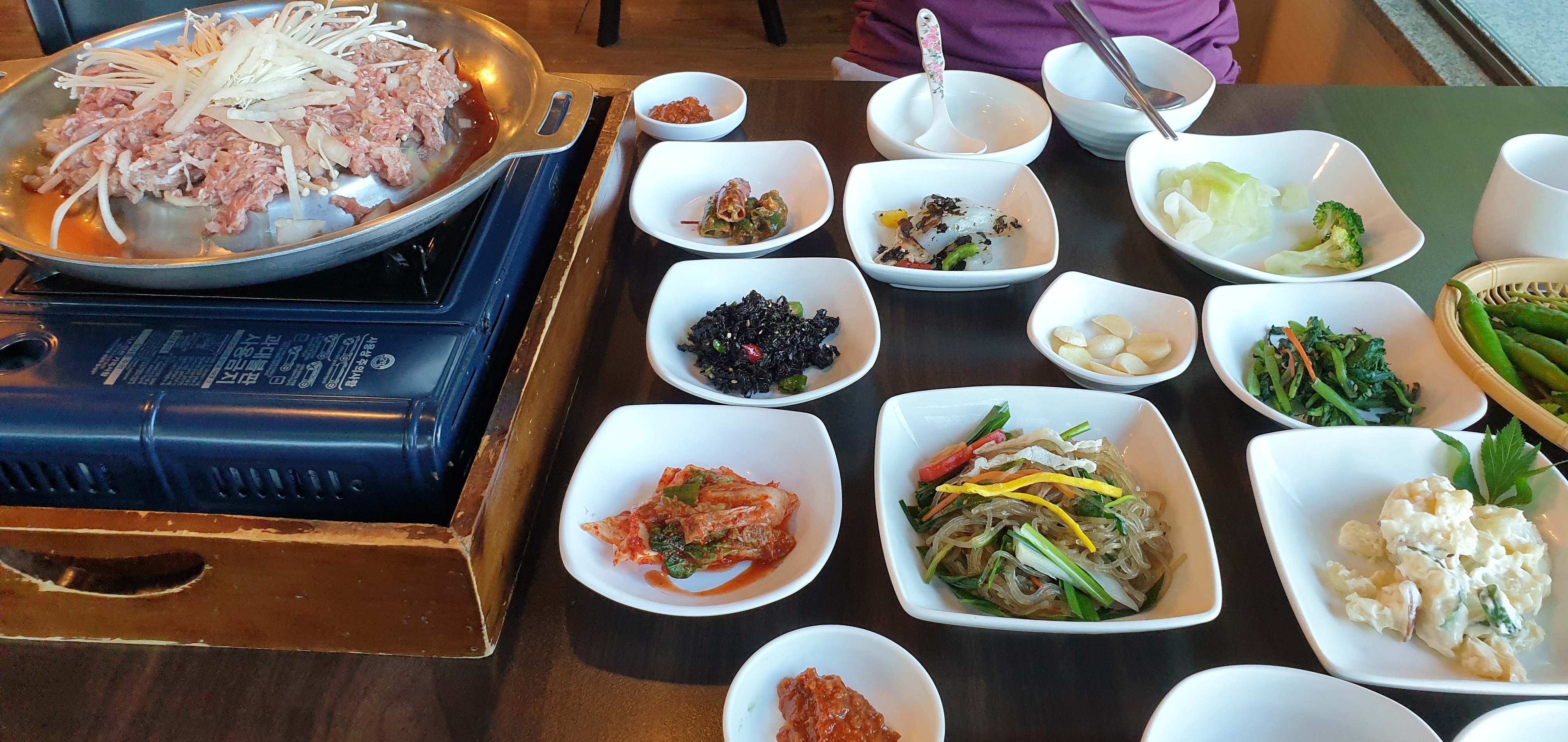 다양한 쌈 채소와 불고기, 밥을 함께 싸먹는 모습