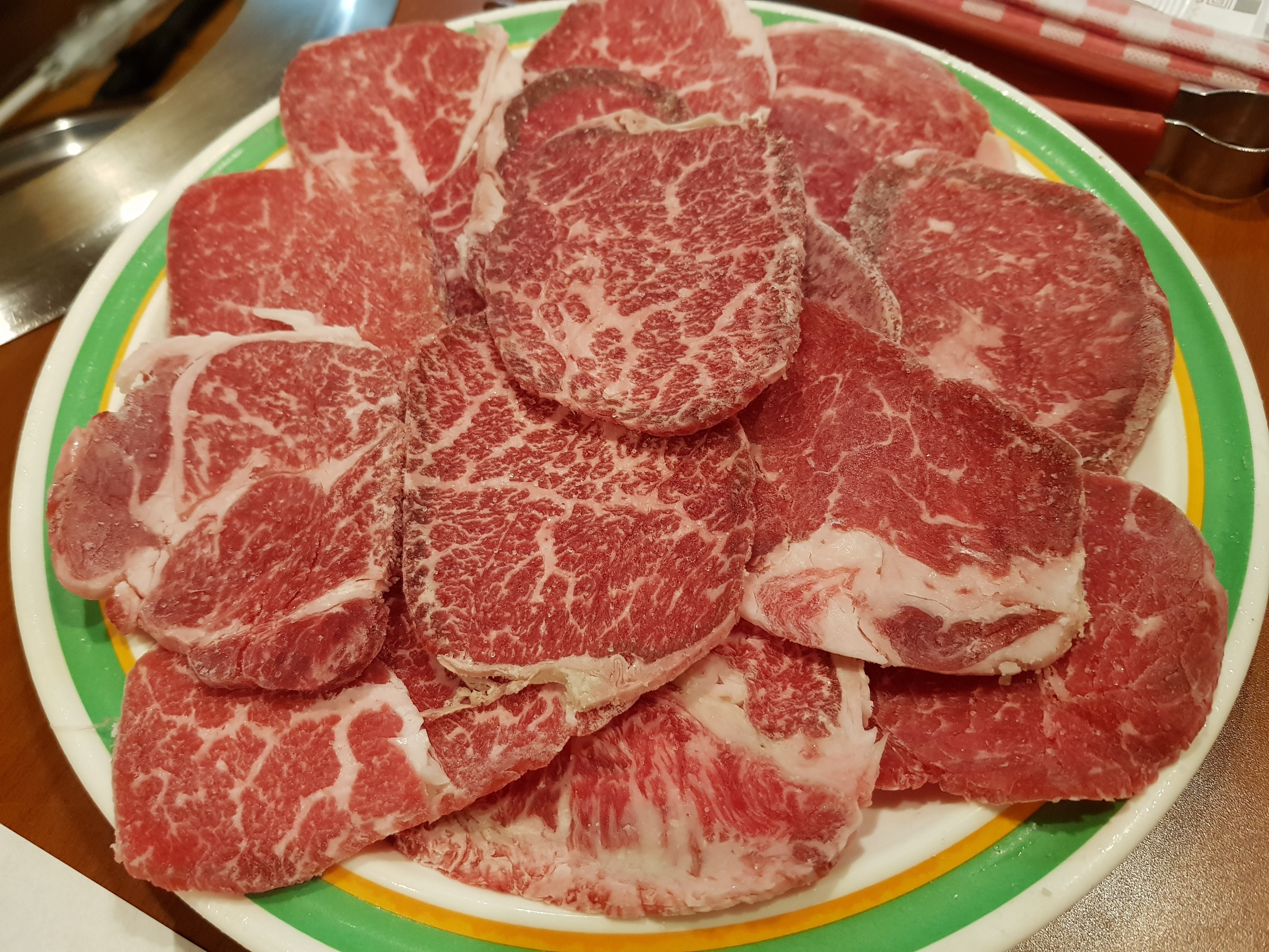 을지로에서 한우등심 소금구이로 아주 유명한 집이죠. 골목도 정감이 있고 고기맛도 훌륭하고