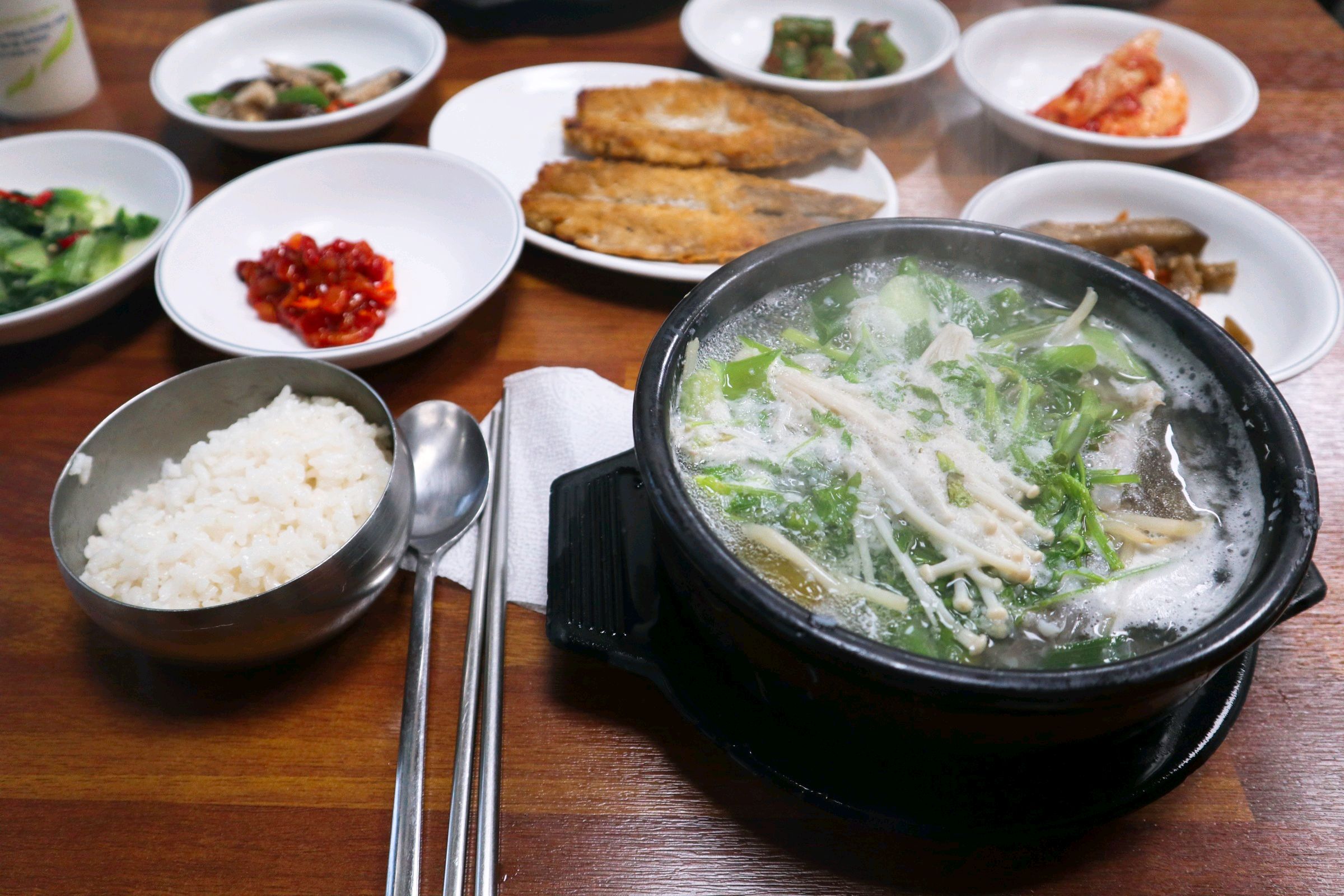 먹어본 대구탕중에 가장 대구살이 맛있는 곳이었어요. 생대구탕이라 살이 정말 보드랍습니다.