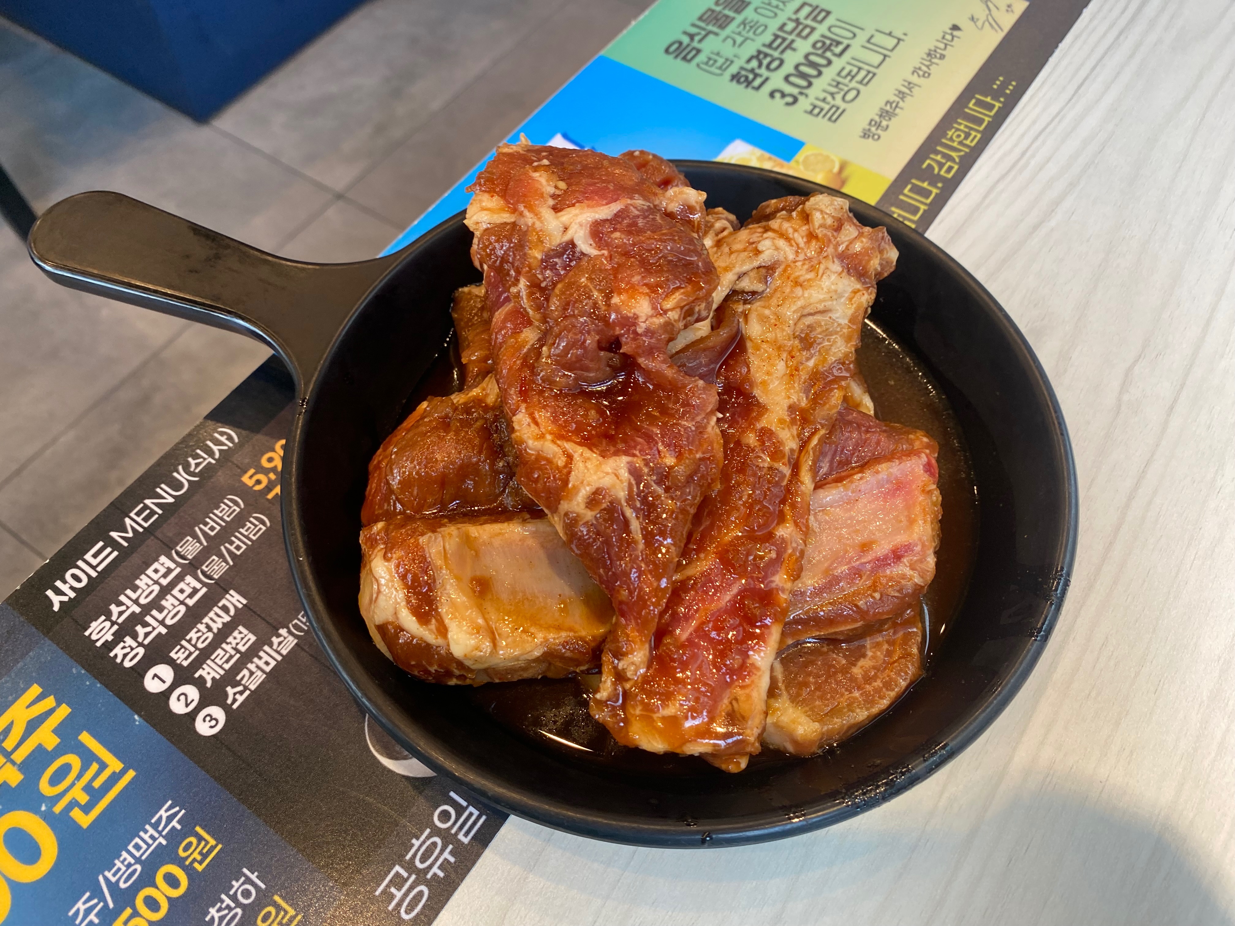 1인분 가격에 숯불돼지갈비, 통삼겹살, 숯불닭갈비, 돼지껍데기, 양념 등갈비 프렌치렉,목살