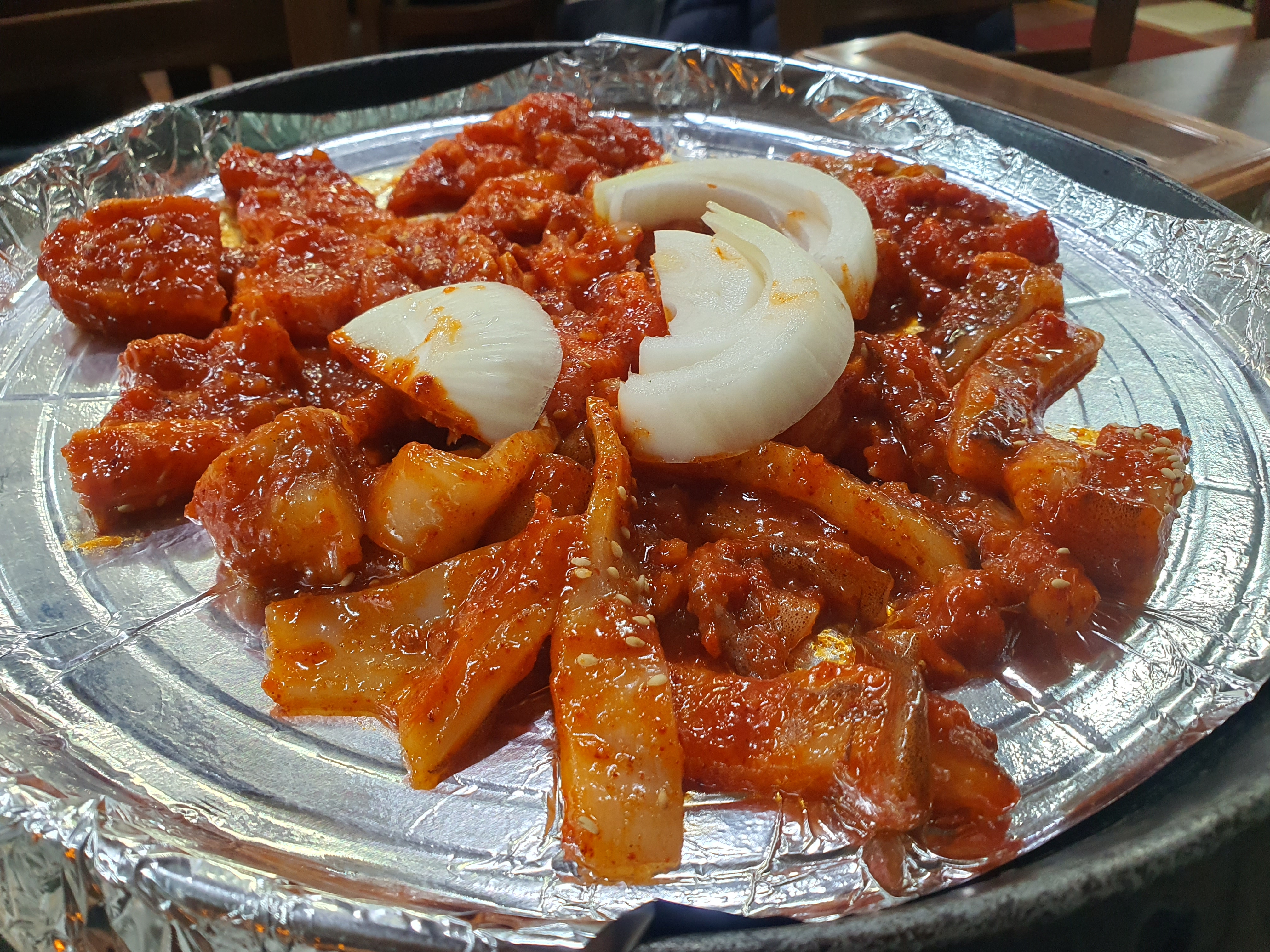 밑반찬이 맛있던 집 오삼 불고기를 시켰는데 밑에 호일 깔아준것 빼고는 괜찮았음 - 경포대 맛집 경포가든