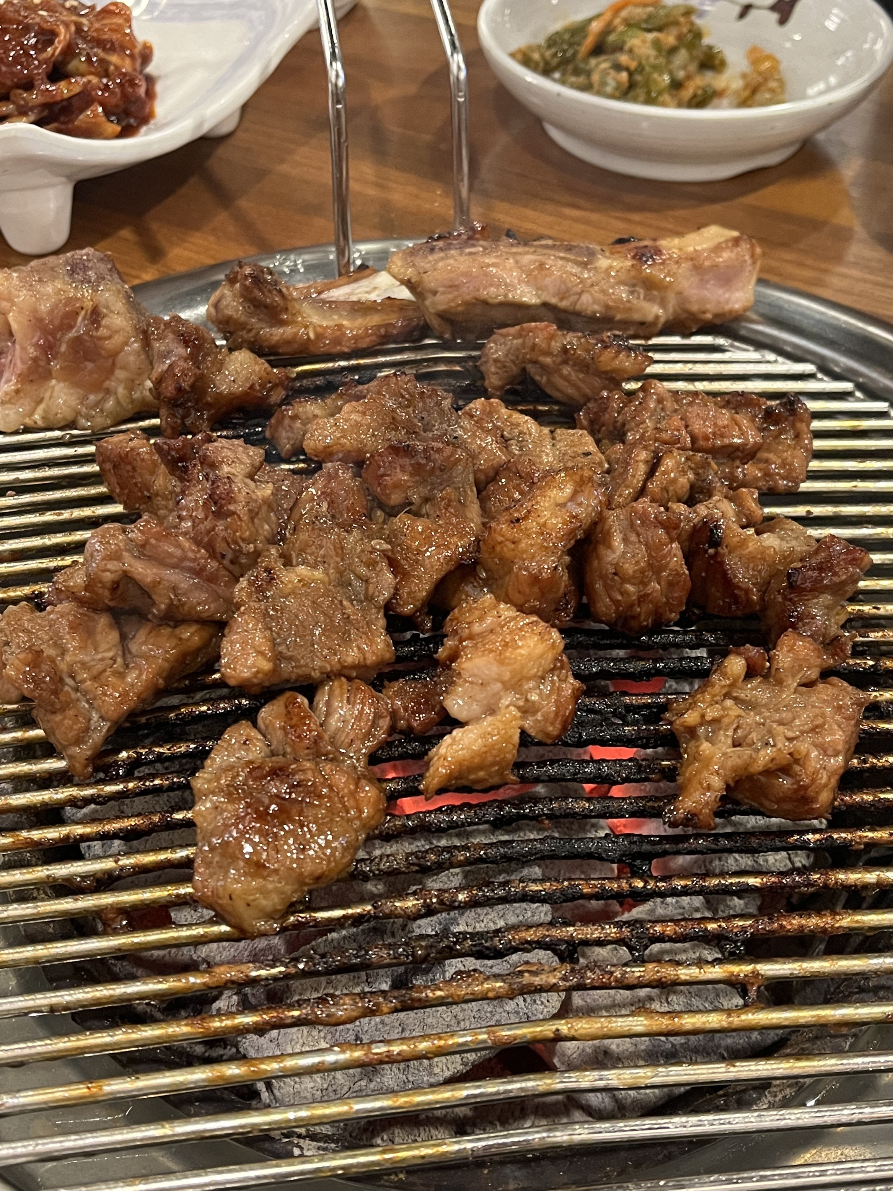 너무 맛있어요.. 밑반찬들도 진짜 👍👍 - 천호동 맛집 1등돼지숯불갈비
