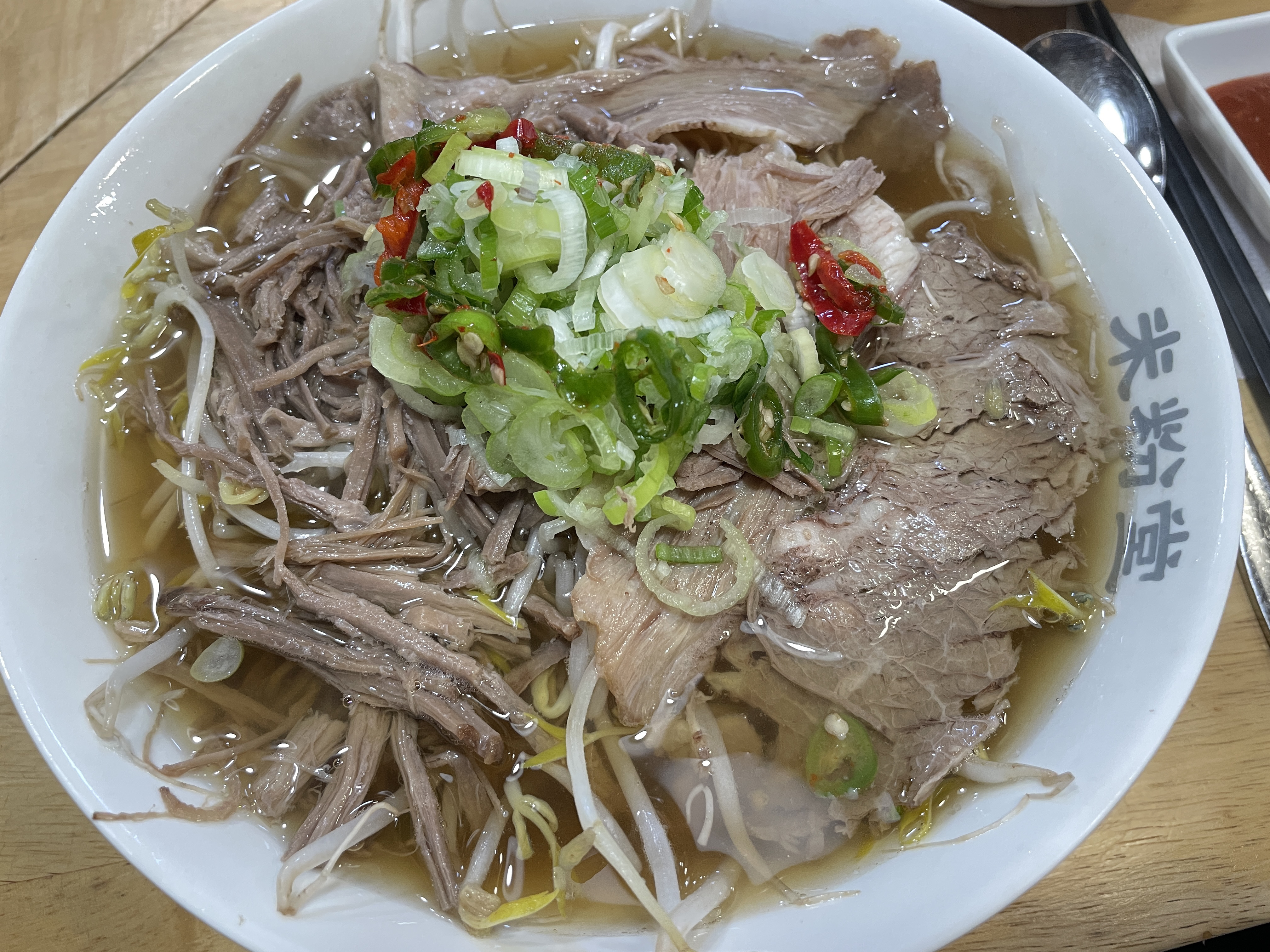 차돌 양지국수인데 고기,숙주,국수 양이 엄청나게 푸짐해요. 점심시간에 조용히 와서 배부르게