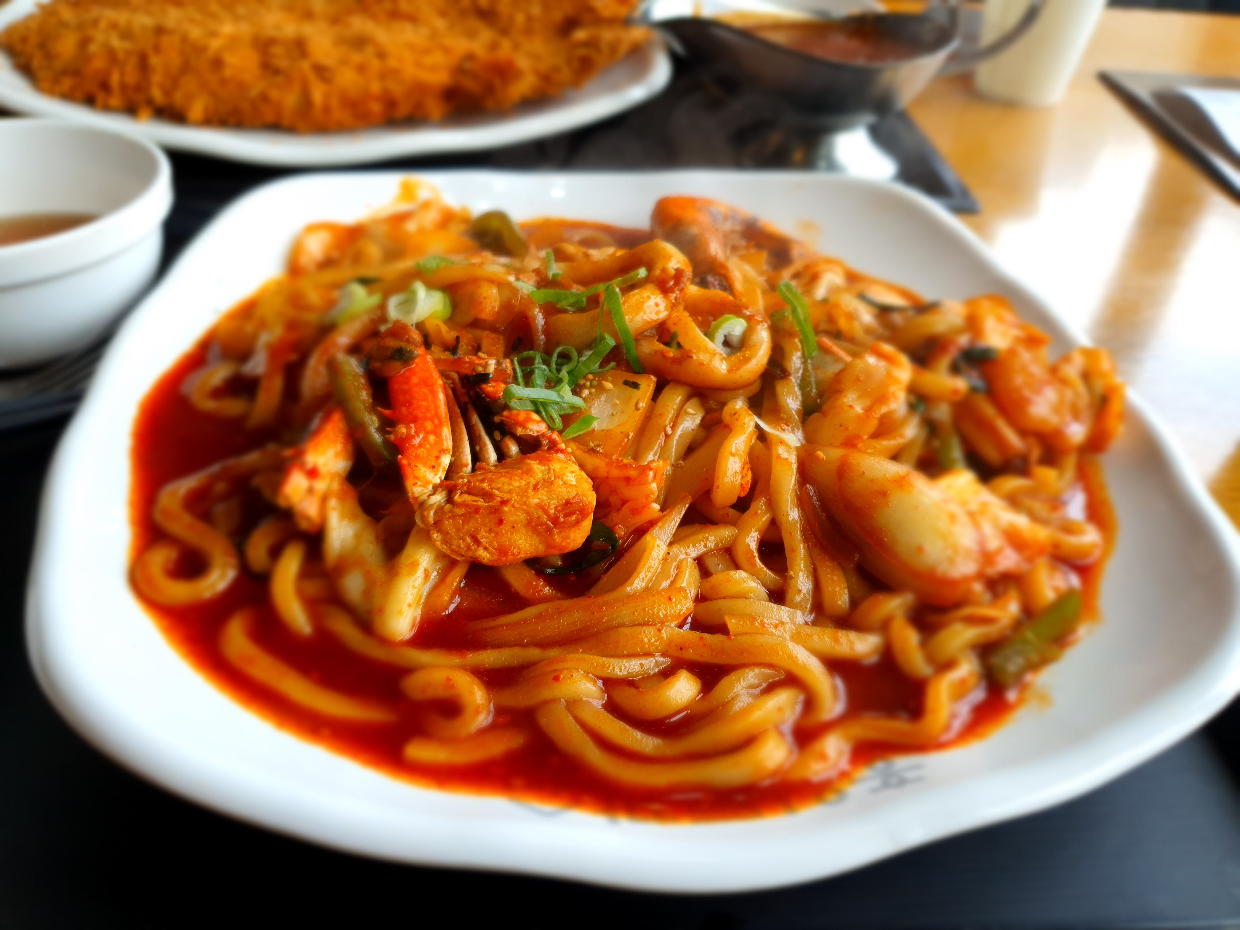 손님들이 많아 늘 기다려야 하는건 있지만... 그만큼 맛있다는 증거니까^^ 홍익돈까스 에서