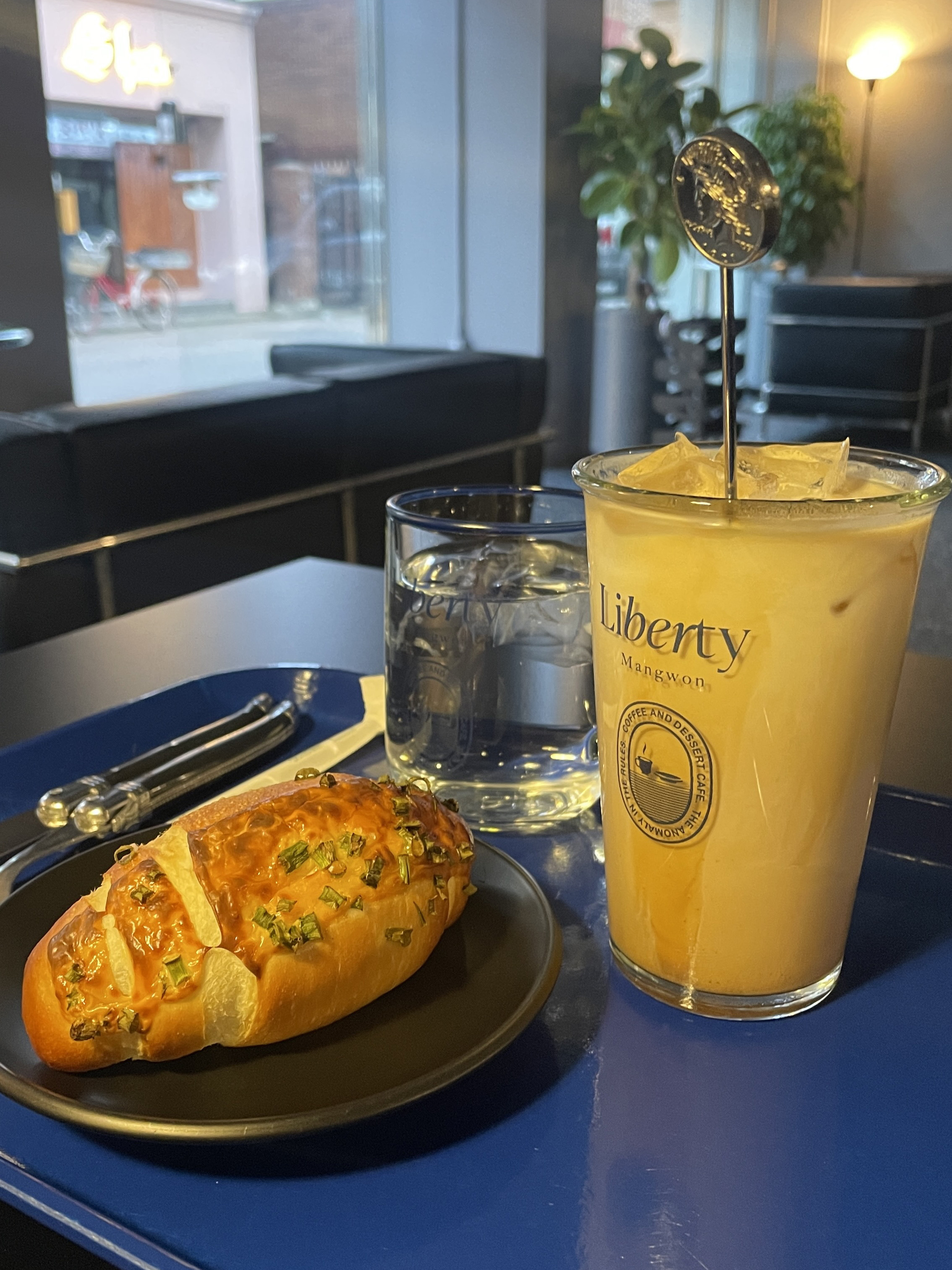소금빵 별로 안좋아했는데 리벌티 쪽파 소금빵 존맛... 매일 가서 먹고 싶어요. 바깥쪽에