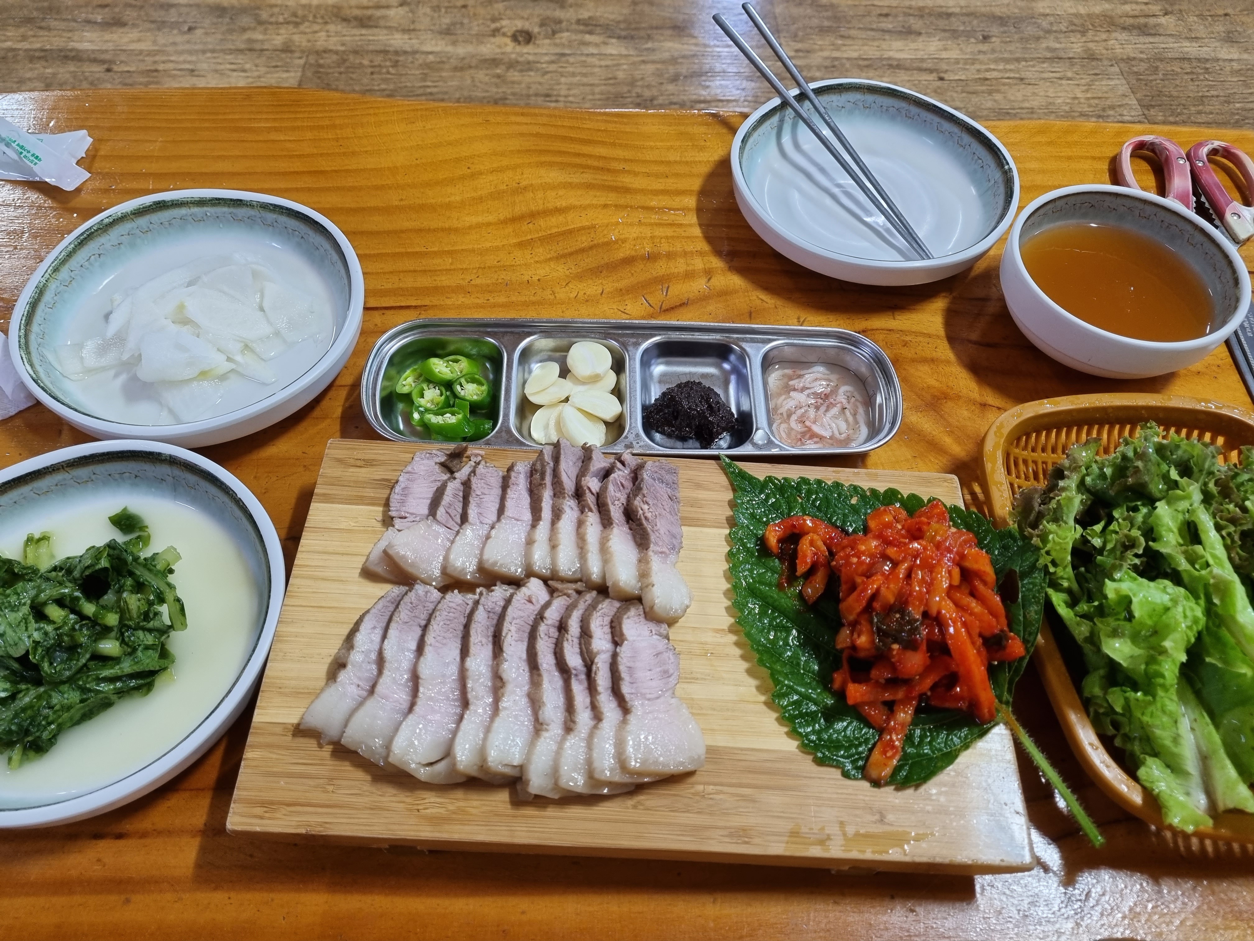 수육도부들부들맛있구요.특히비빔막국수너무맛있어요~물막국수는뭔가평양냉면맛비슷해요~슴슴하면서시원