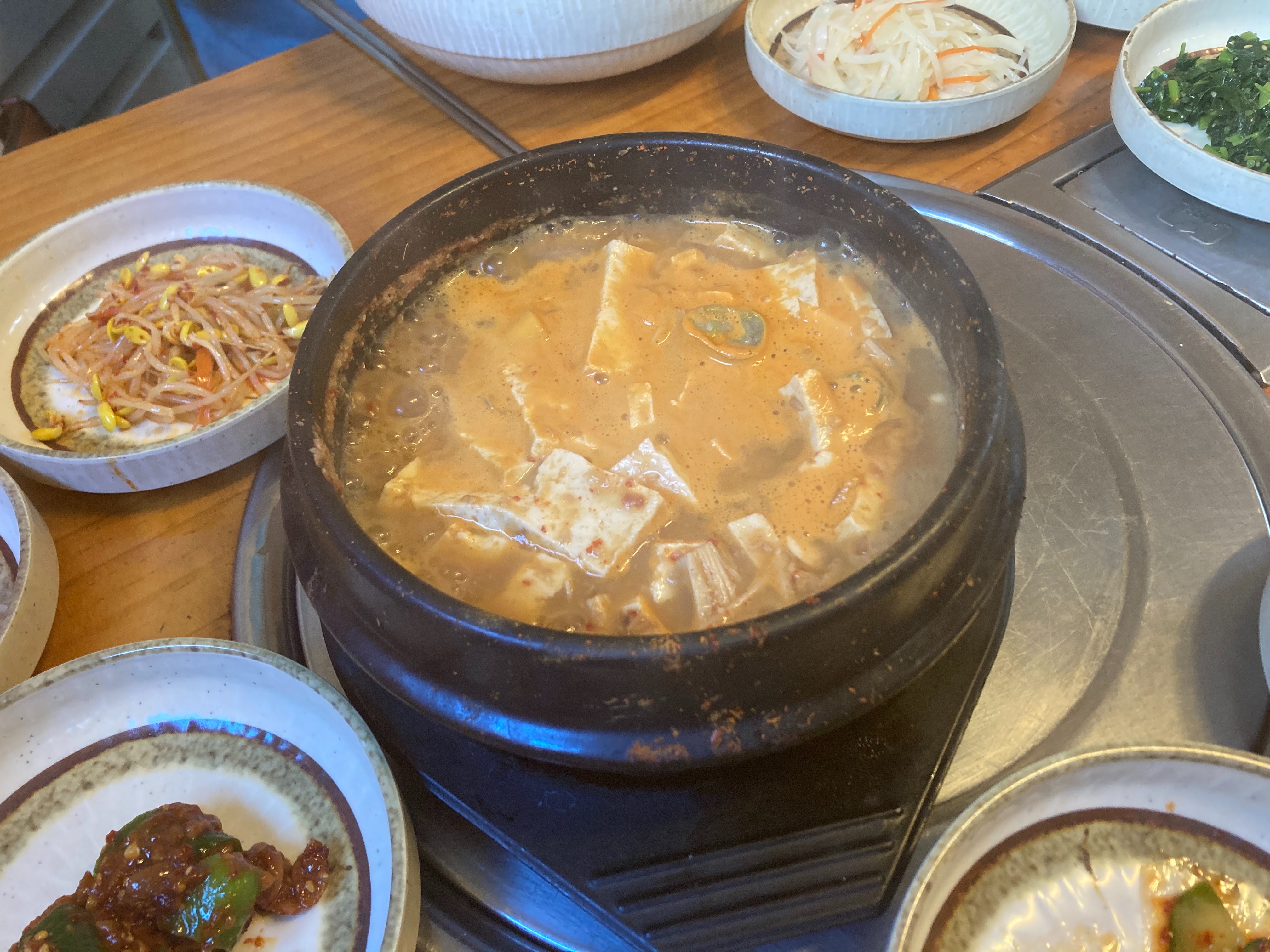 오랜만에 장모님, 와이프랑 방문했습니다. 음식 맛은 괜찮았지만 그 외에는 다 엉망이었습니다