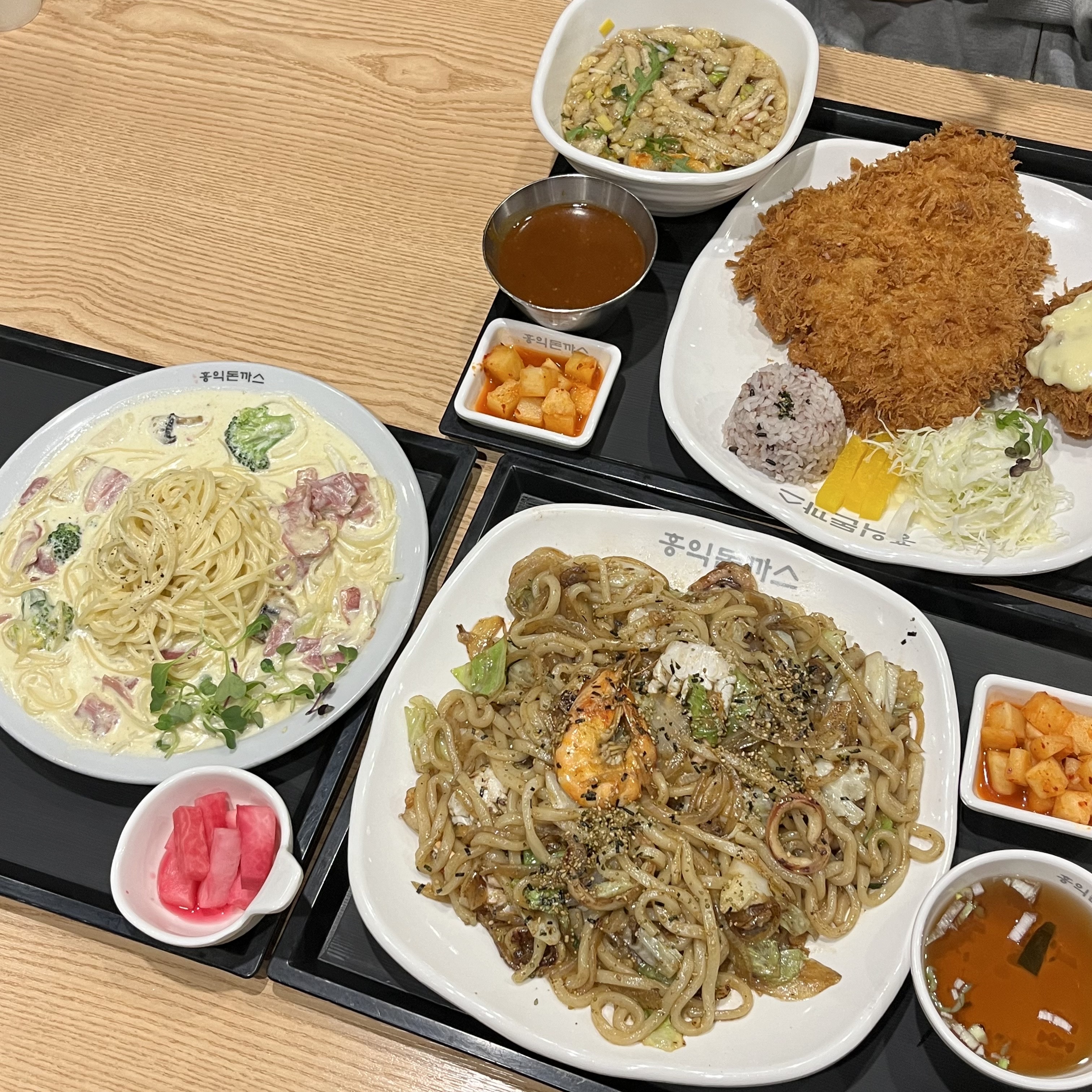 양도 많고 맛있어요! 밥 스프 무한리필이라 좋고, 오픈키친인데 정말 깨끗하더라고요! 향남에