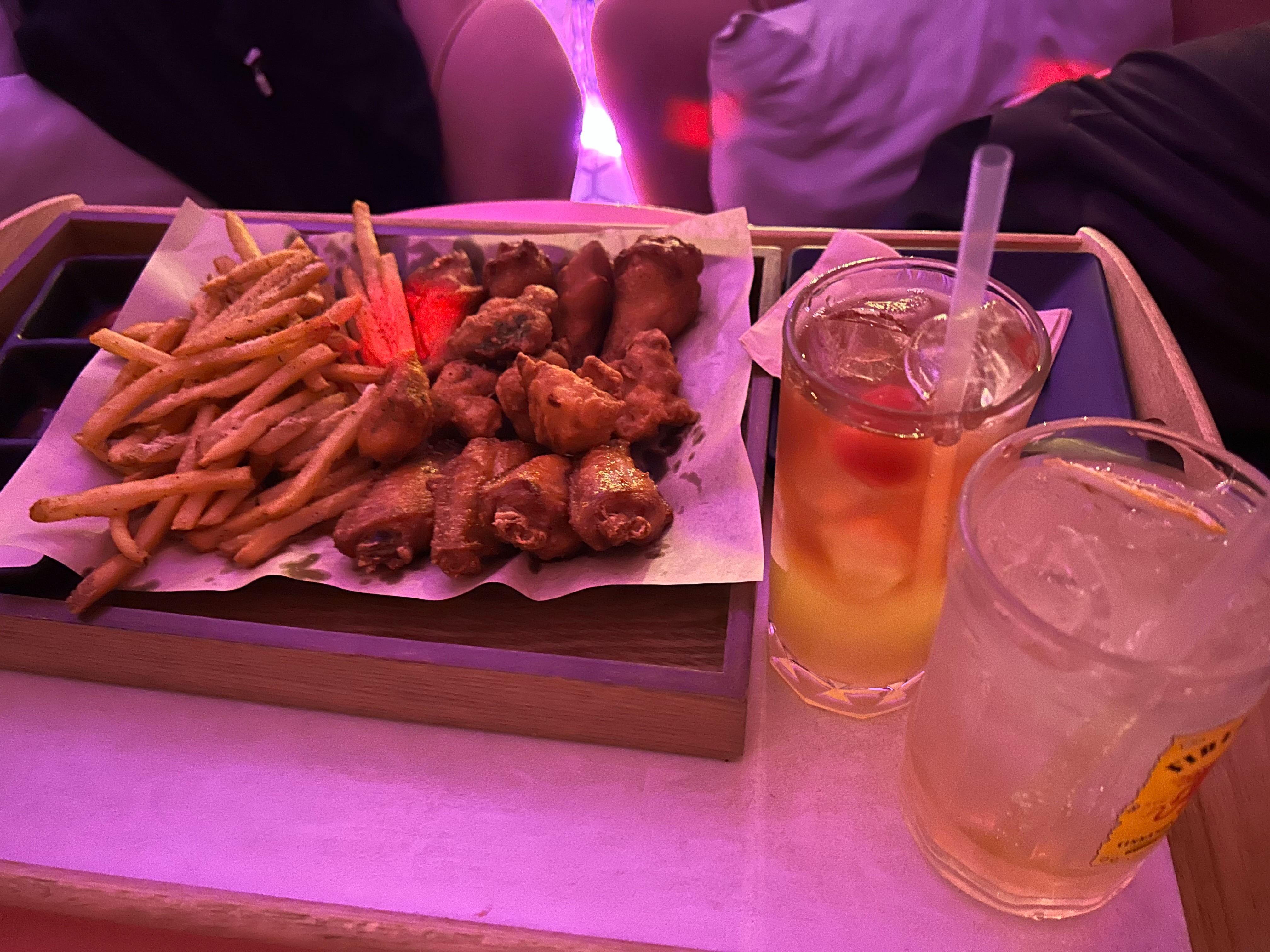 강릉 여행 저녁에 선택한 장소로 완벽했습니다. 치킨윙봉하고 감자튀김도 너무 맛있고 칵테일