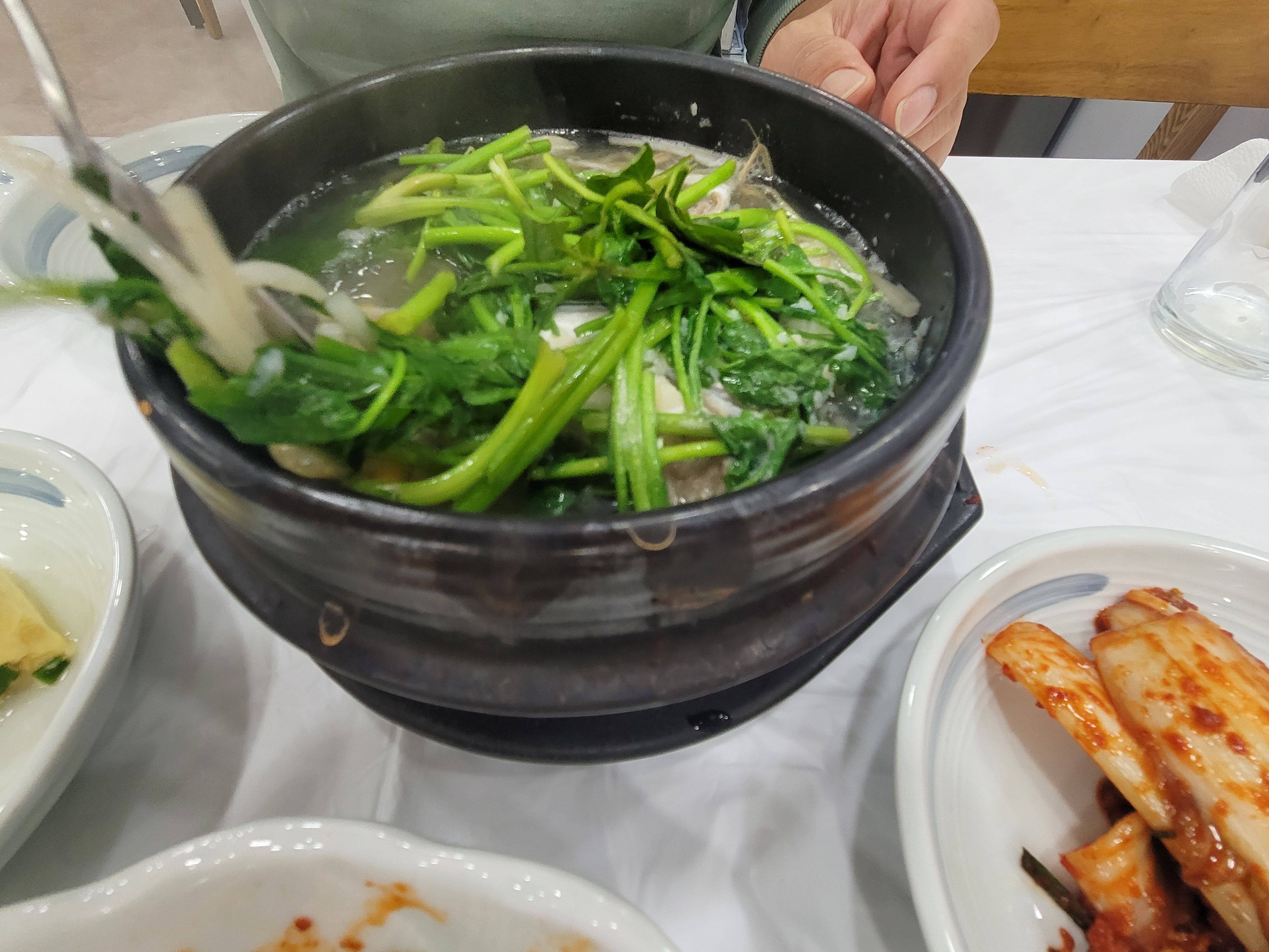 가게가너무 청결하고! 까치복국먹었는데 껍질무침까지주시고~11시넘어오면 튀김도주신대요 - 부산역 맛집 영주복국