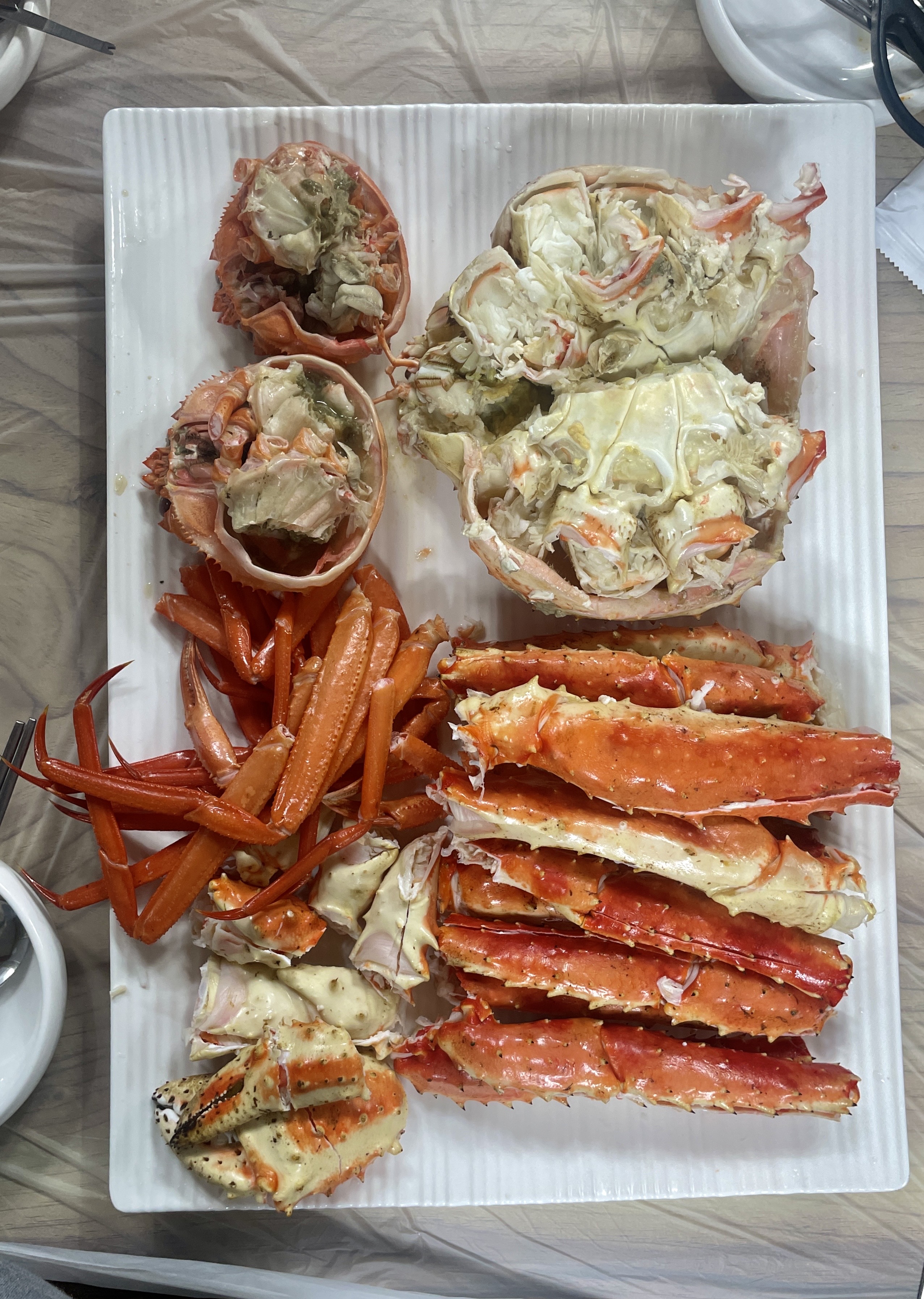 킹크랩이 살도 아주 꽉차있고 너무 싱싱하고 맛있어요. 볶음밥이랑 대게라면도 맛있고, 특히