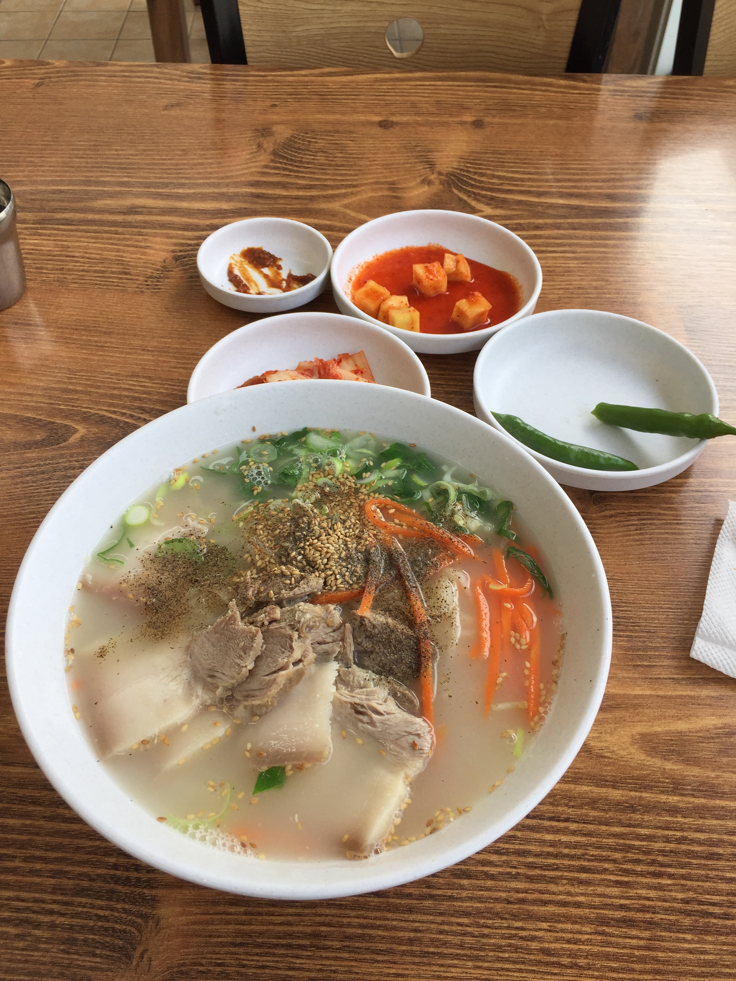 양이 푸짐한 고기국수