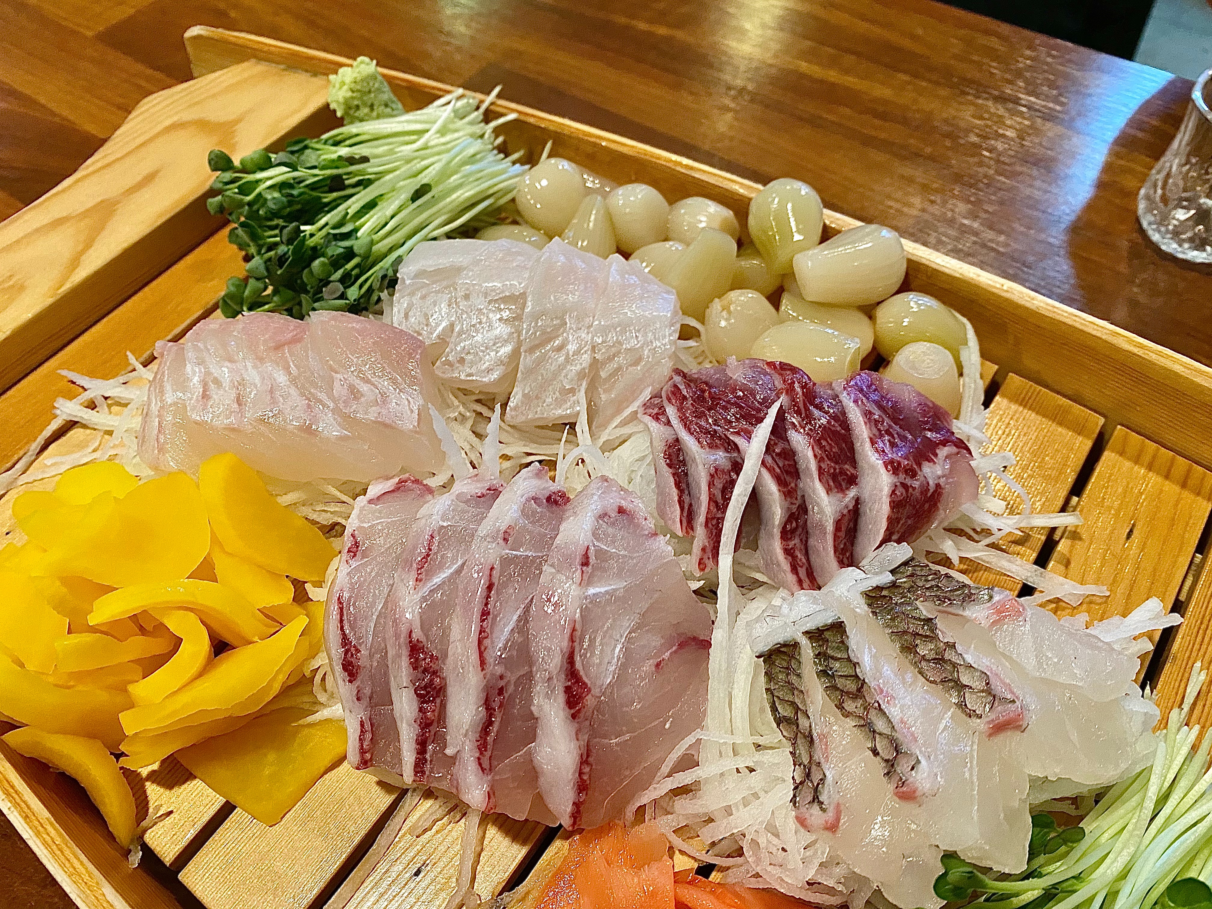 자리에 앉으면 죽이랑 된장국 주시는데 깔끔하니 회 먹기 전에 입맛을 돋아서 좋았어요!! - 오산 맛집 물고기자리