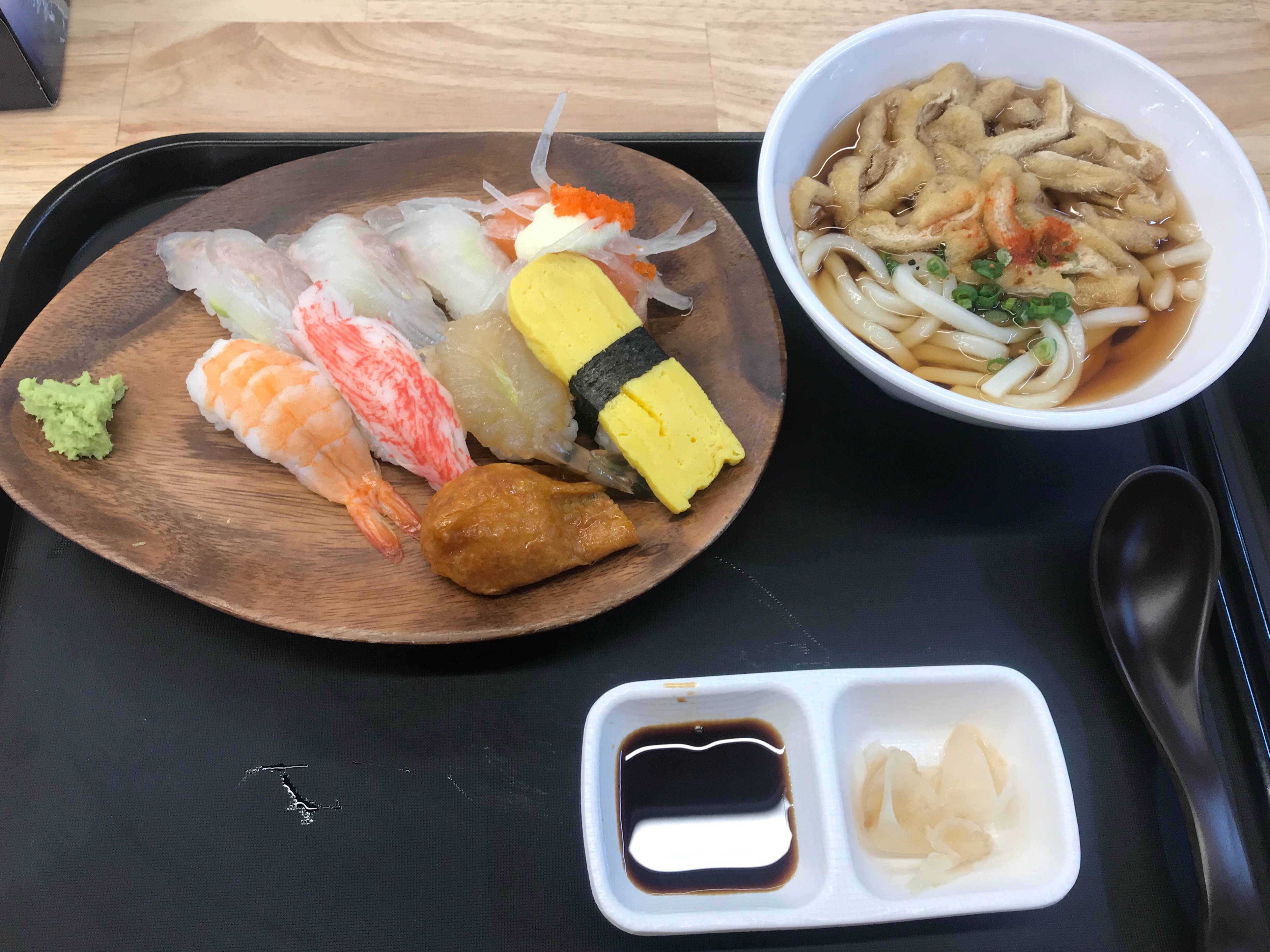 런치 초밥세트(8천원) 먹었는데 가격도 엄청 저렴하고 초밥 진짜 맛있어요 우동에 머리카락