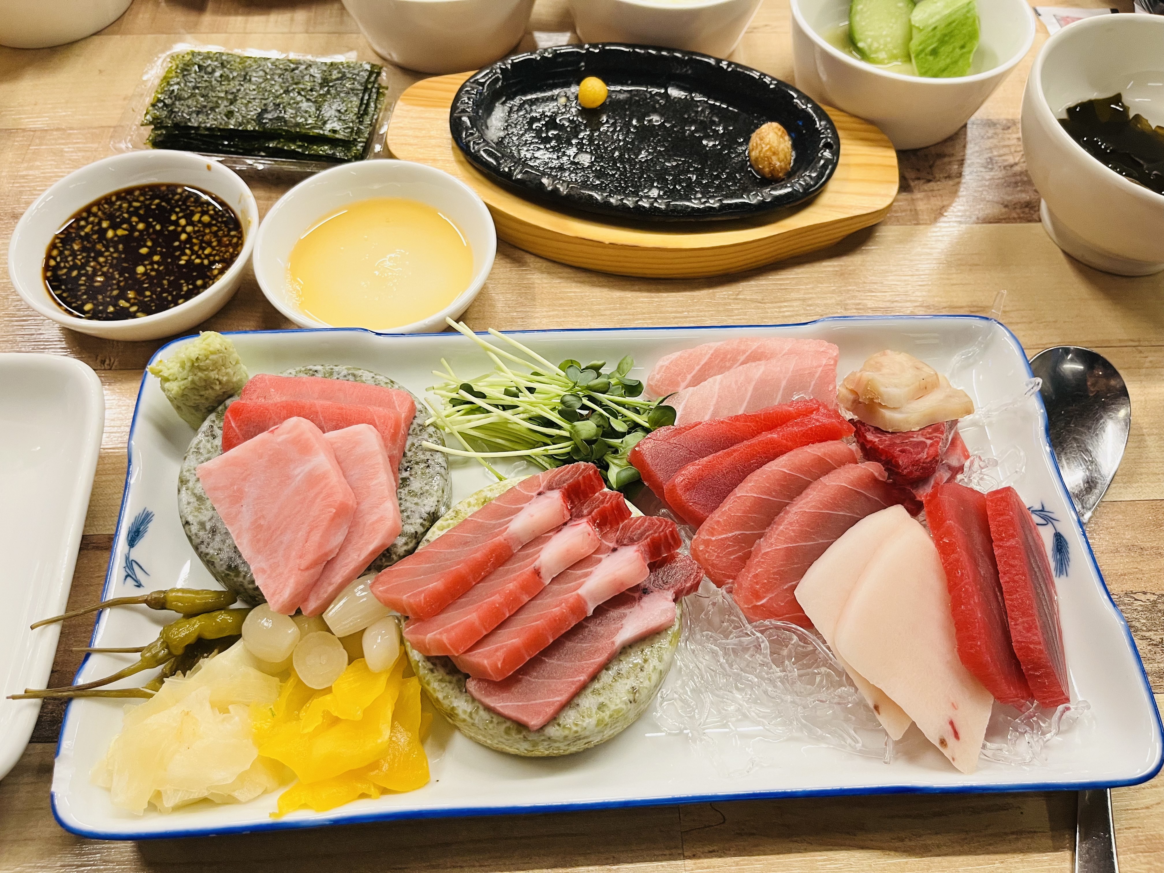 기본찬 주시고 죽이랑 계란찜 같은거 - 송정 맛집 송정참치