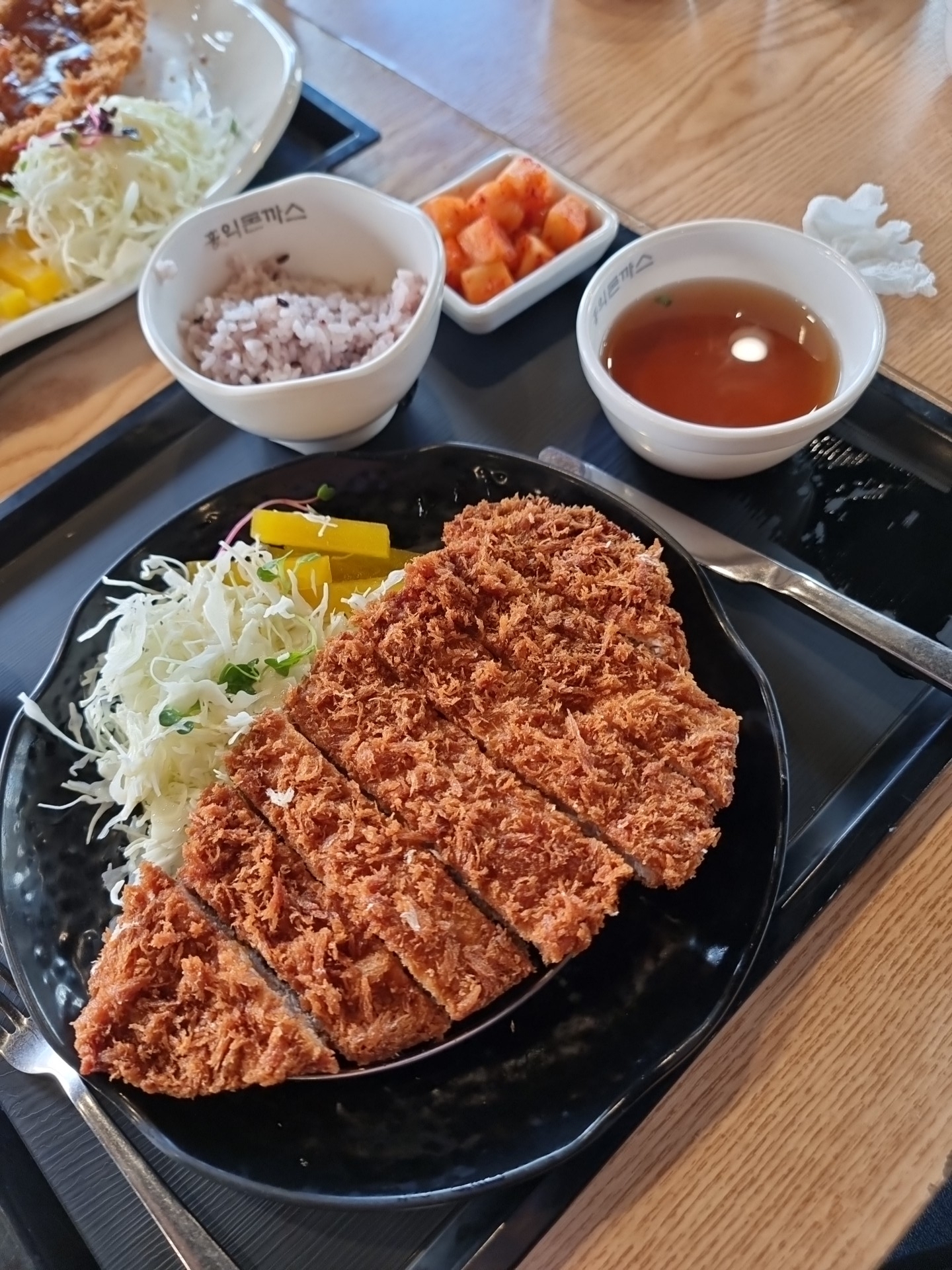 돈까스 고기가 두툼하고 양이 진짜 많아요. 다 못먹고 남은 건 셀프포장했더니 소스 따로 챙