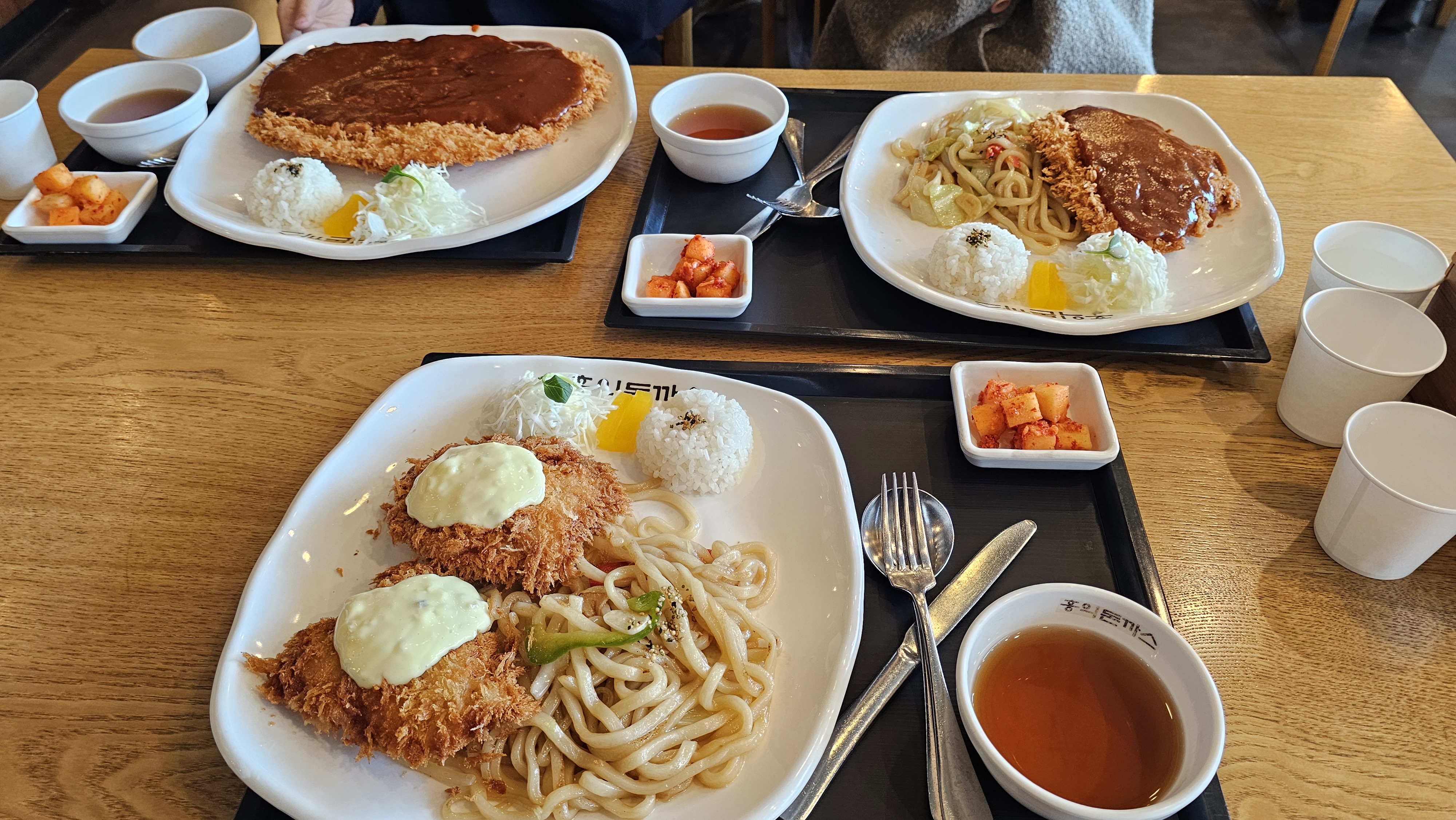 가성비가 좋은 맛집이에요. 점심시간에는 웨이팅이 있을수 있으니 참고하세요. - 강릉 교동 맛집 홍익돈까스 강릉점