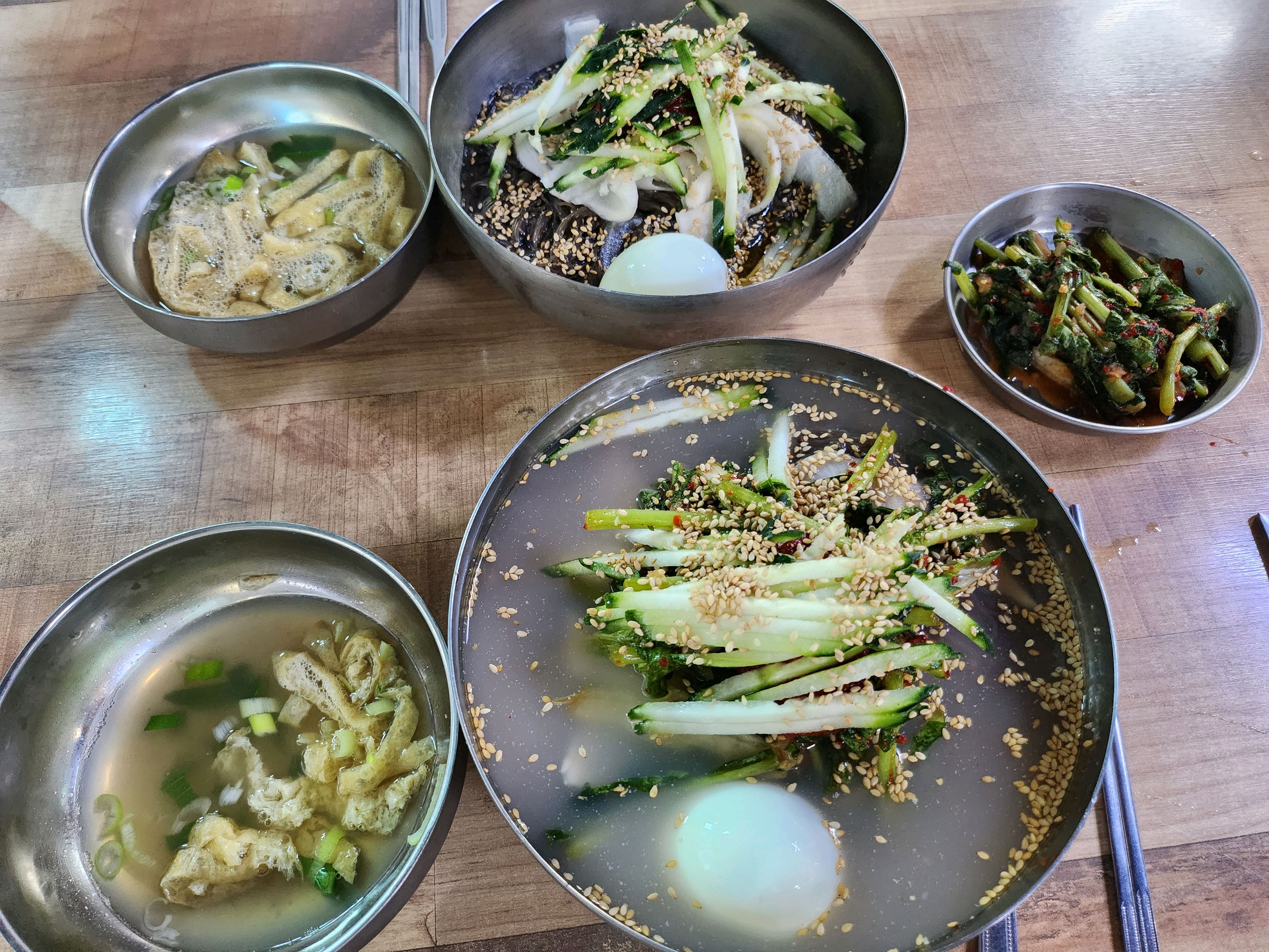 양 많고 맛있어요~같이 주시는 뜨거운 육수도 맛있습니다. - 천호동 맛집 정천냉면