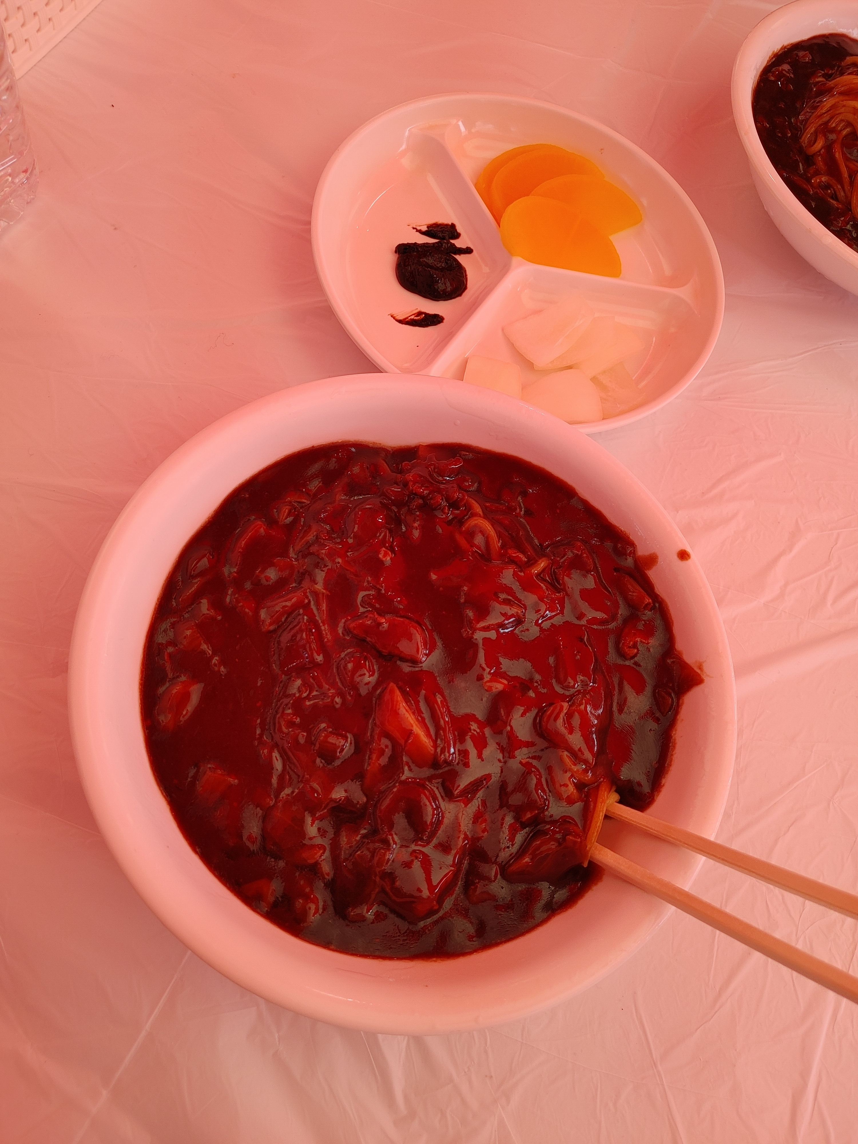 붉은색 짜장 소스