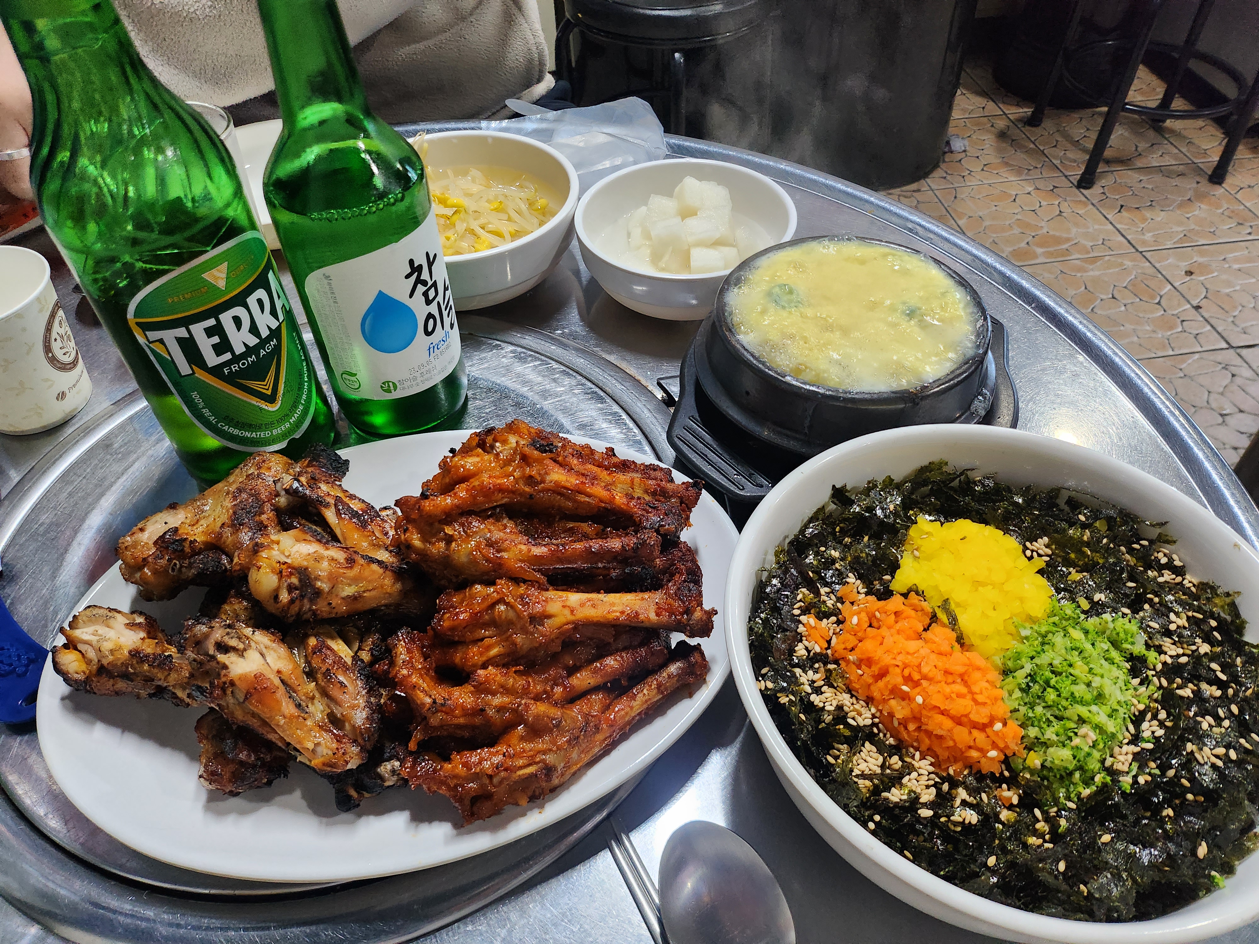 바로 구워서 나오기때문에 20분정도 시간여유가 필요해요. 전화하고 가시면 좋을 것 같아요.