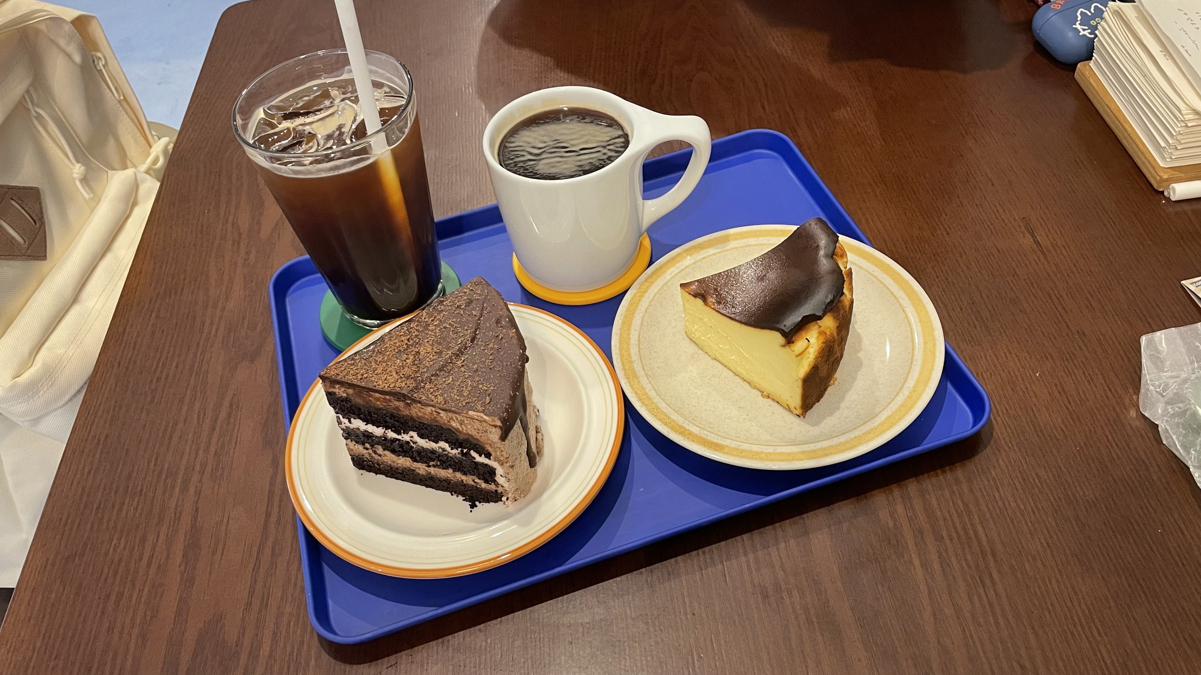 커피 너무 맛있고 오늘도 케이크 먹었어요 - 천호동 맛집 앤서니카페