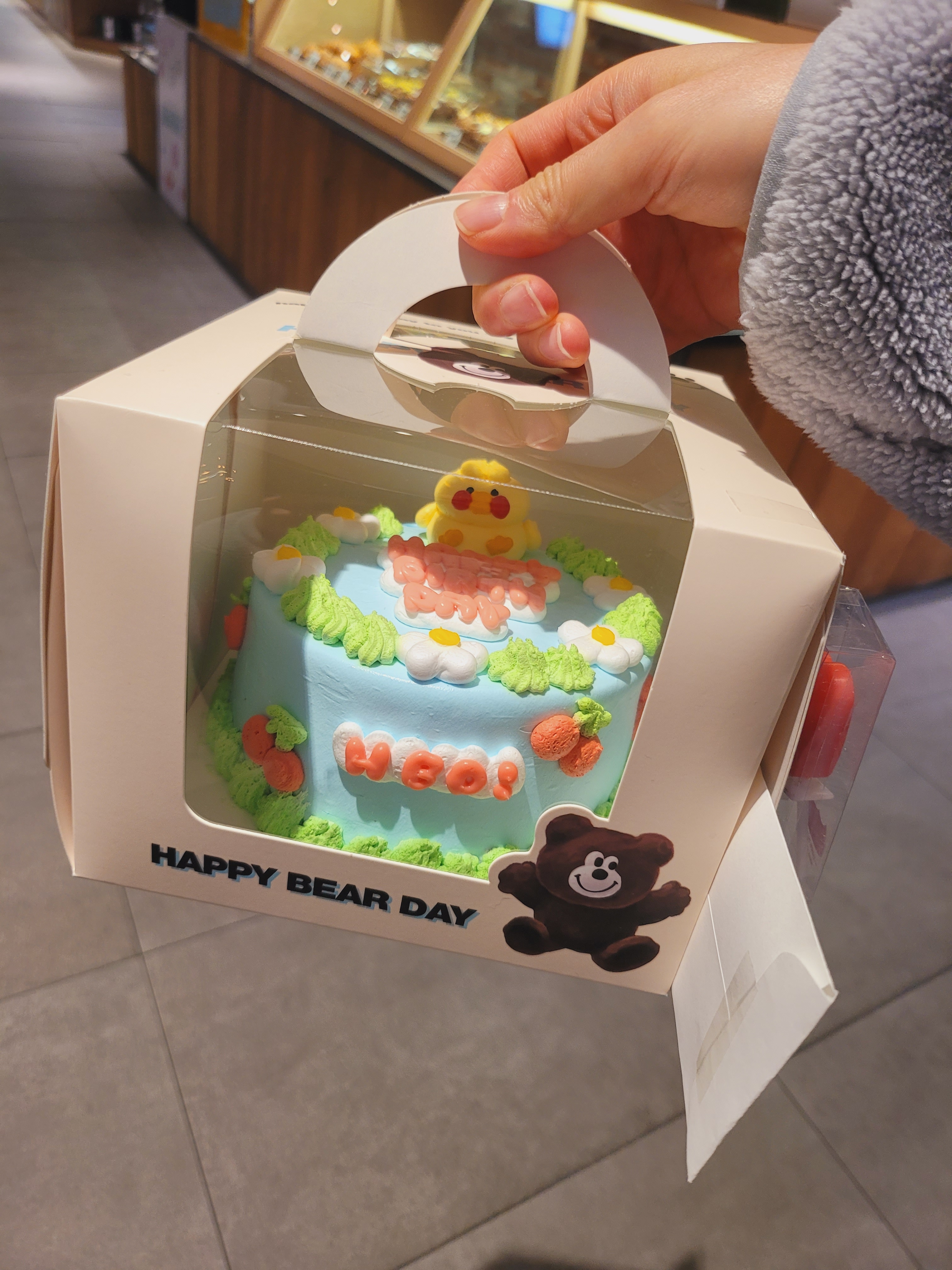 엄마 생신 케이크로 해피베어데이 케이크를 준비해봤어요:) 식구들 모두 귀엽다고 난리난리~.