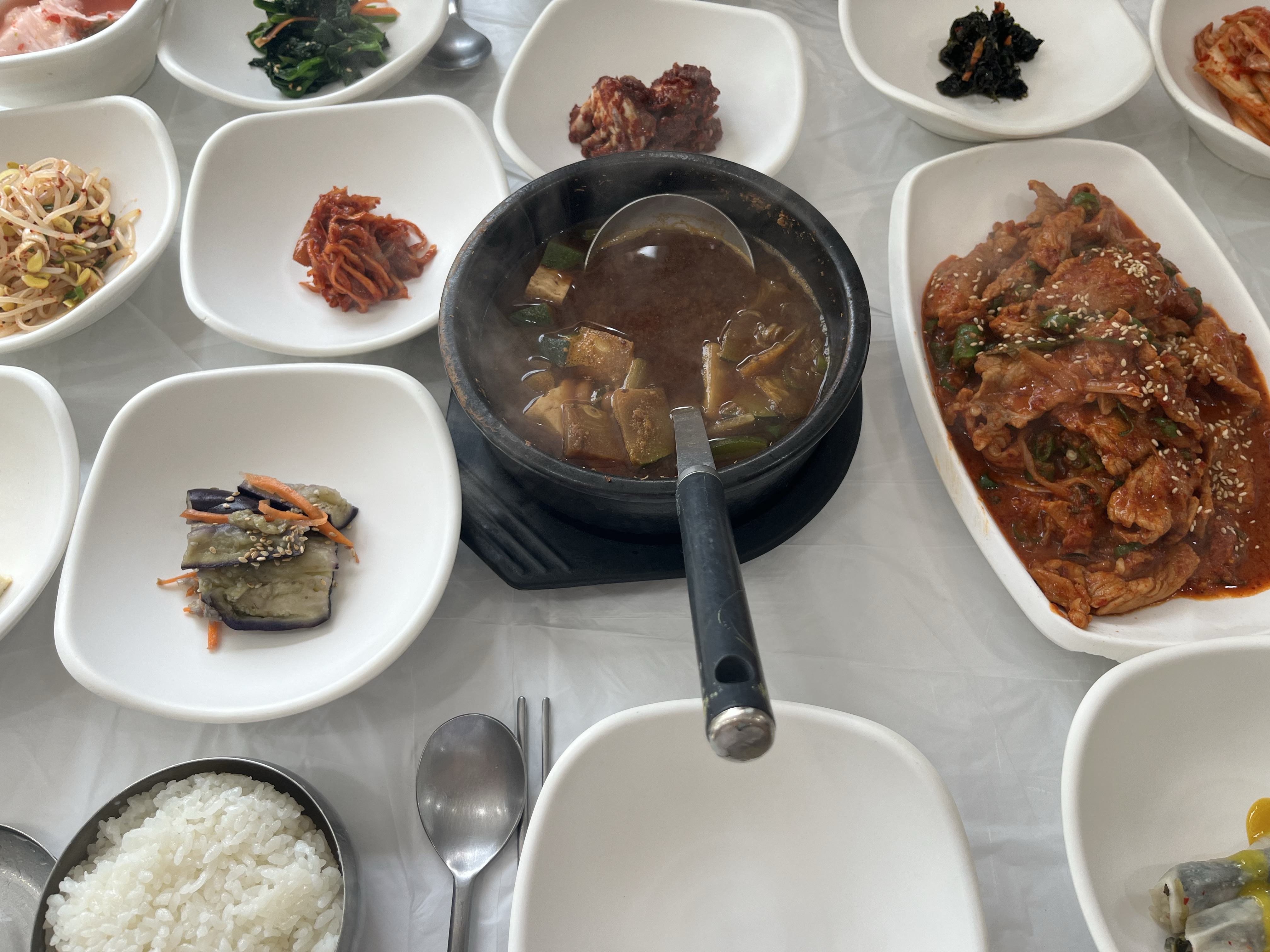 접시에 담겨 있는 볶음 요리