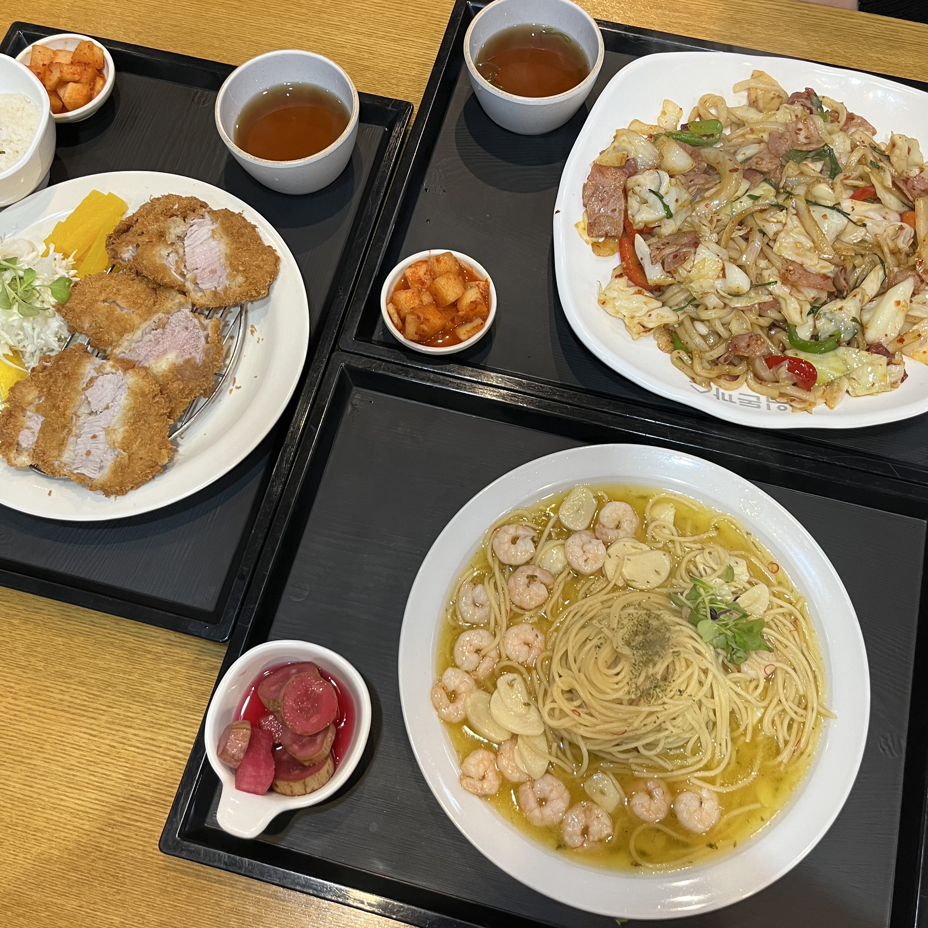 매장이 엄청 넓어요. 남자 사장은 불친절합니다 ^^; 다시는 가고 싶지 않아요. - 포항 양덕 맛집 홍익돈까스 포항양덕점