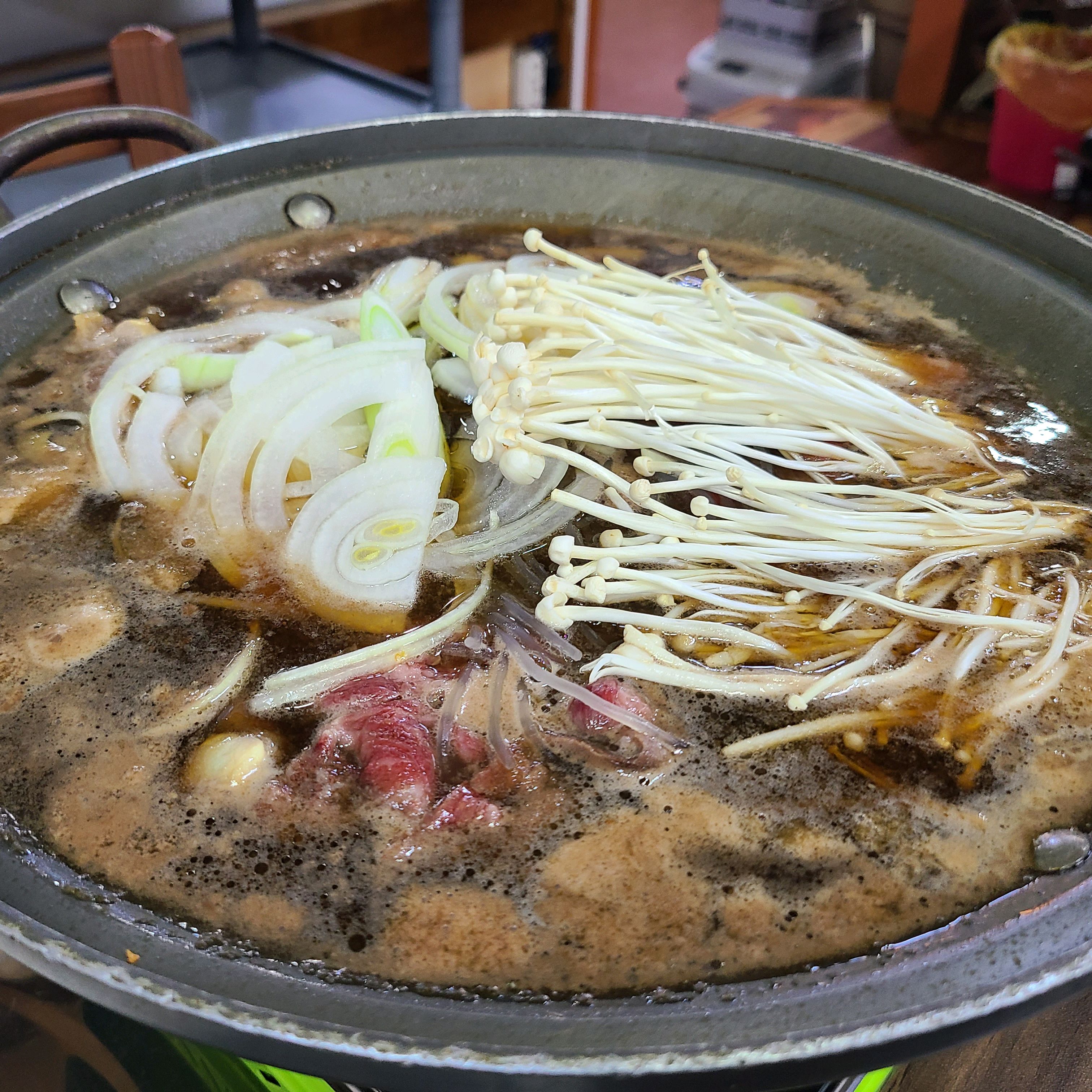 리뷰보고 갔다가 후회하고 왔네요. 다른 메뉴는 모르겠으나 불고기는 질기고 양념도 그닥이었어