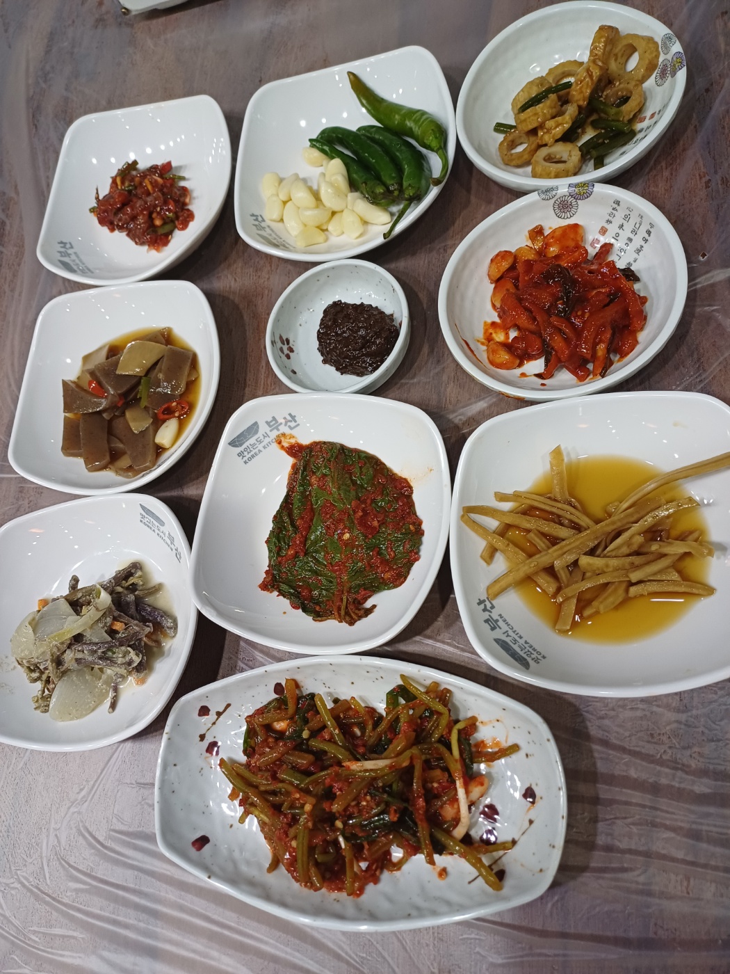 반찬과 음식이 너무 맛있었어요. 집반찬에 백숙이랑 맛있게 먹었습니다. 배고파서 먹느라 - 부산역 맛집 도원가든
