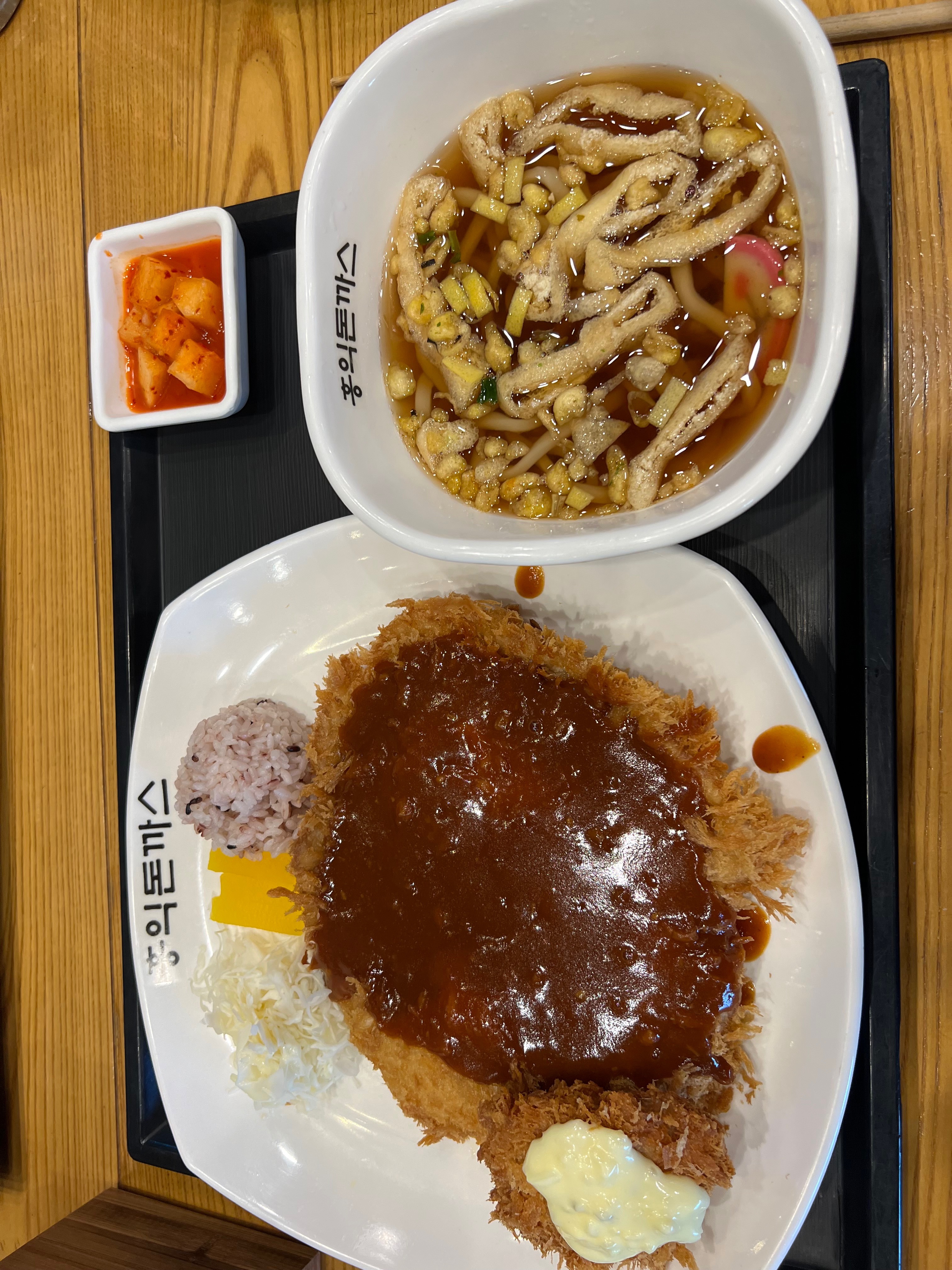 드디어 홍익돈가스 리뷰를 남깁니다. 너무 맛있었어요. 우산 돈가스가 너무 바삭해서 좋았어요