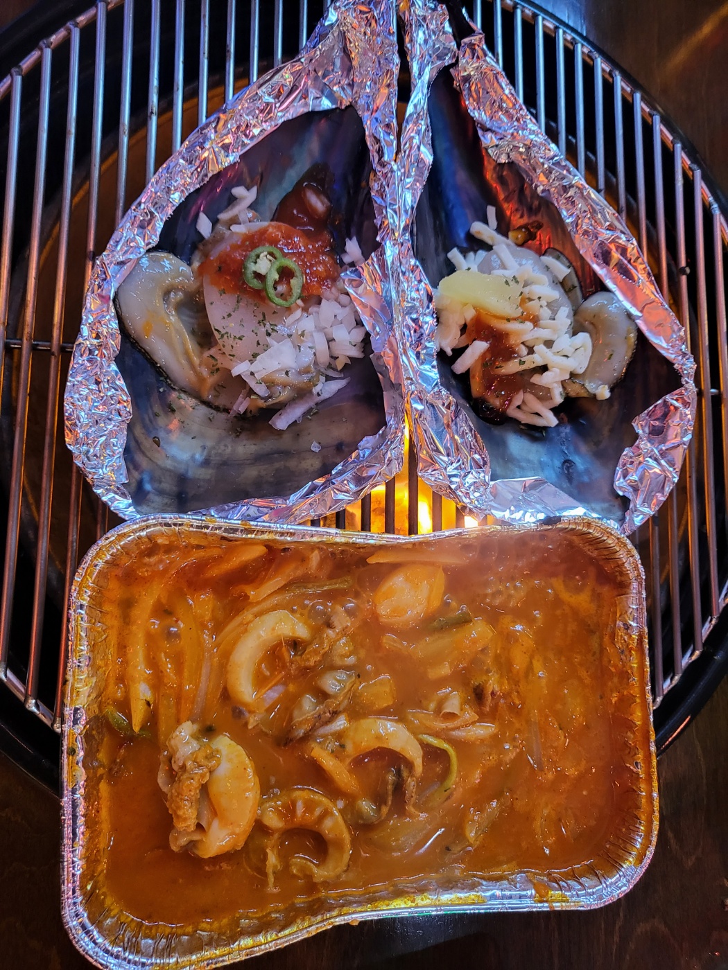 신선한 해산물 친절한 사장님  그리고 감수성이 나오는 인테리어 아주 만족했습니다.옛 친구와