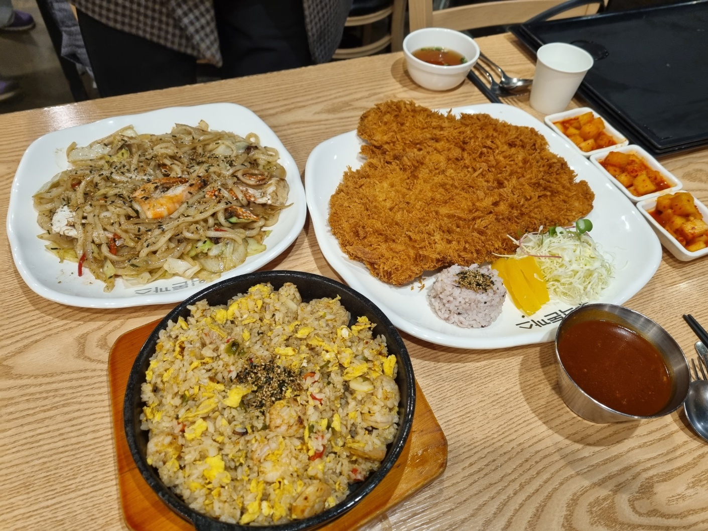 어마어마한 크기라 든든하고 소스도 너무맛있어서 찍먹하면 금상첨화여요~~!!! 탱글한 해물볶