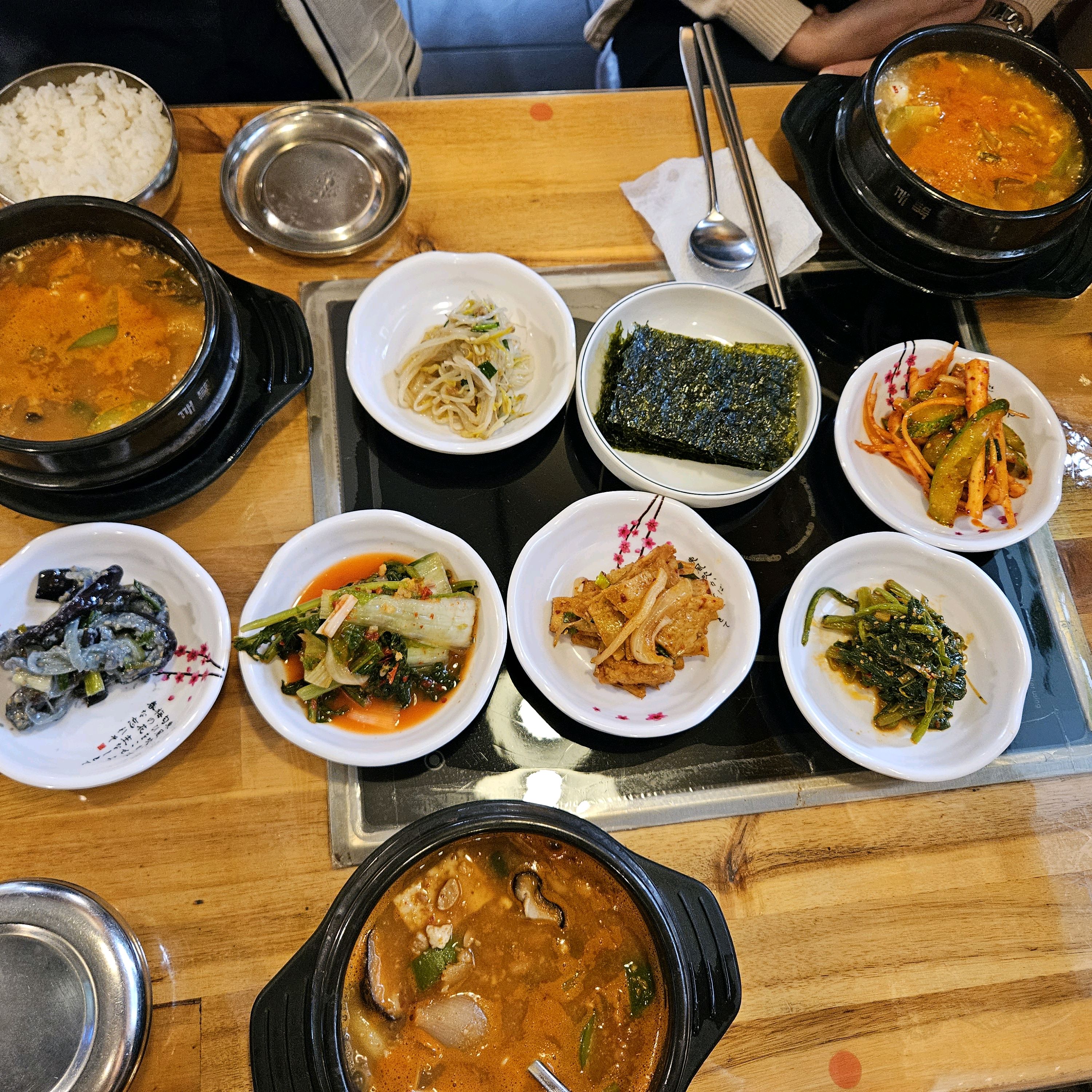 매장이 넓고, 맛있는 감자탕과 뼈 해장국. - 망원동 맛집 왕뼈감자탕 망원직영점