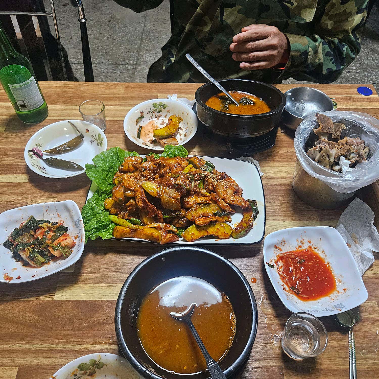 제육볶음 전체 샷과 함께 차려진 밥상