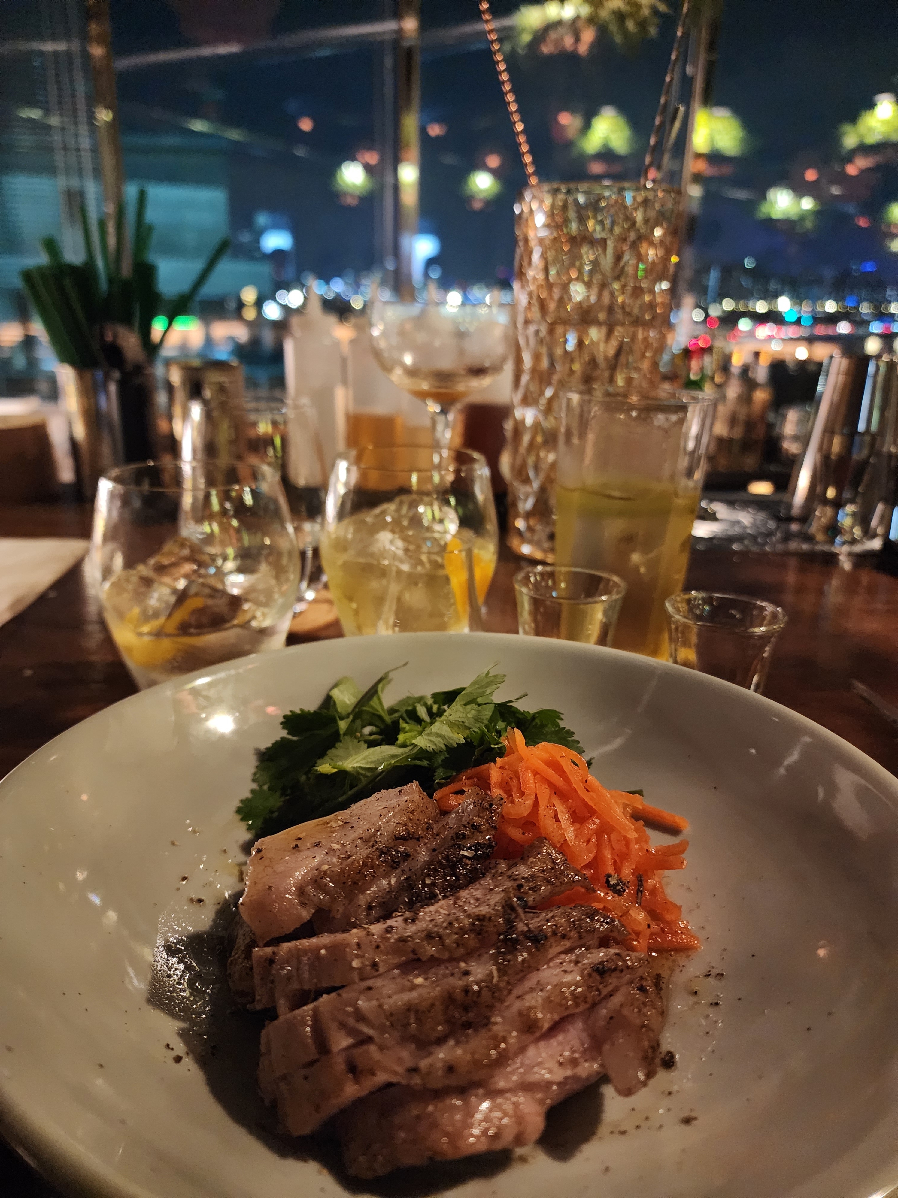오마나. 친구땜에 우연히 오게된 바인데 뷰도 미치고 음식도 미치고 칵테일도 세상에.. 너무