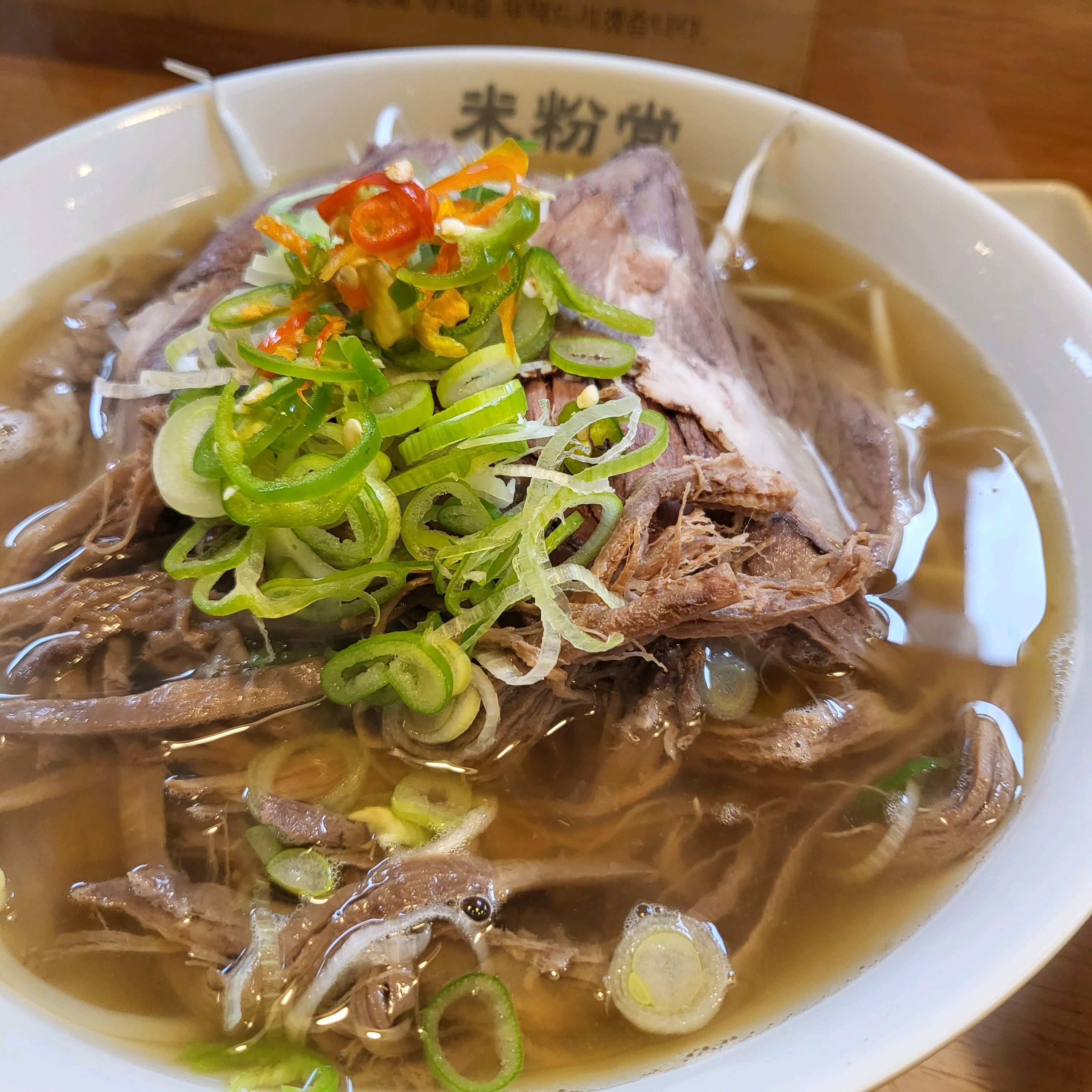 날씨두 춥고 목도 칼칼해서.. 따뜻한 쌀국수 국물 먹으러 갔습니다. 국물 맛있고 면도 생면