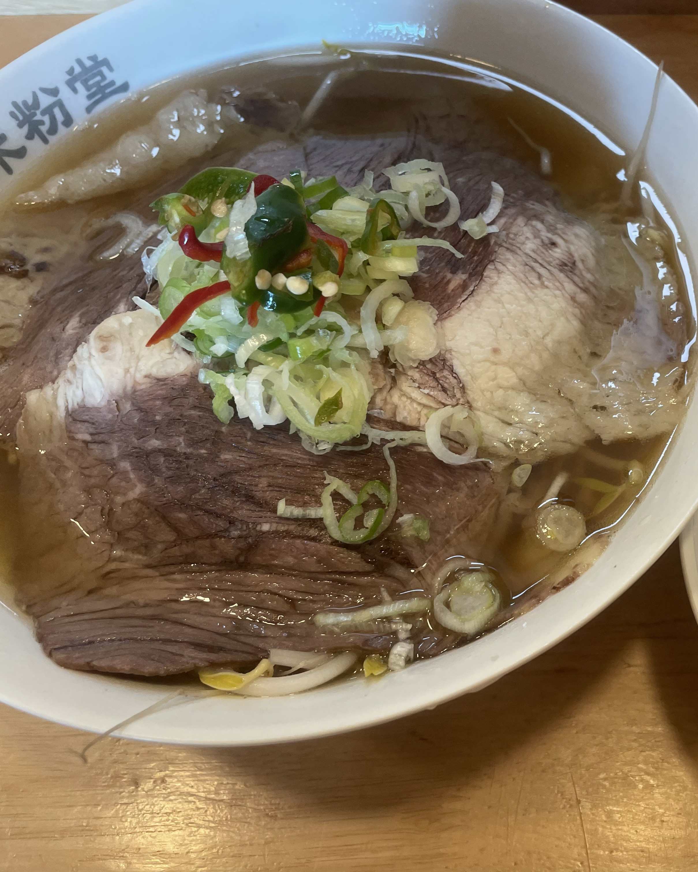 고기 냄새도 없고 부드러워서 좋아요~ 모자라면 한번은 면추가가 가능한데 완벽한 곱빼기가 된