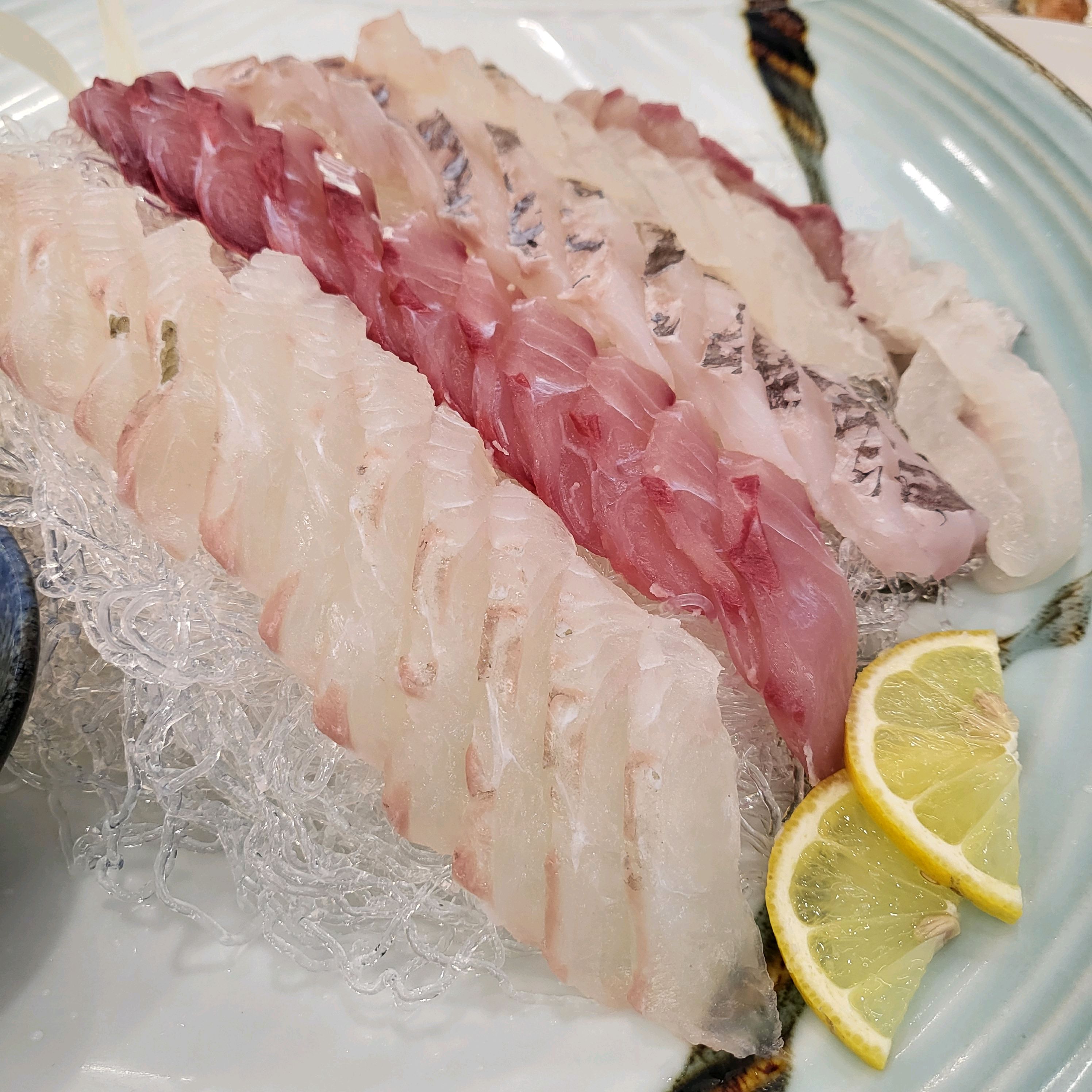 씨마크 호텔 가면 바로 근처라 자주 가는 곳입니다. 친절하고 회도 맛있습니다. 가면서 제일