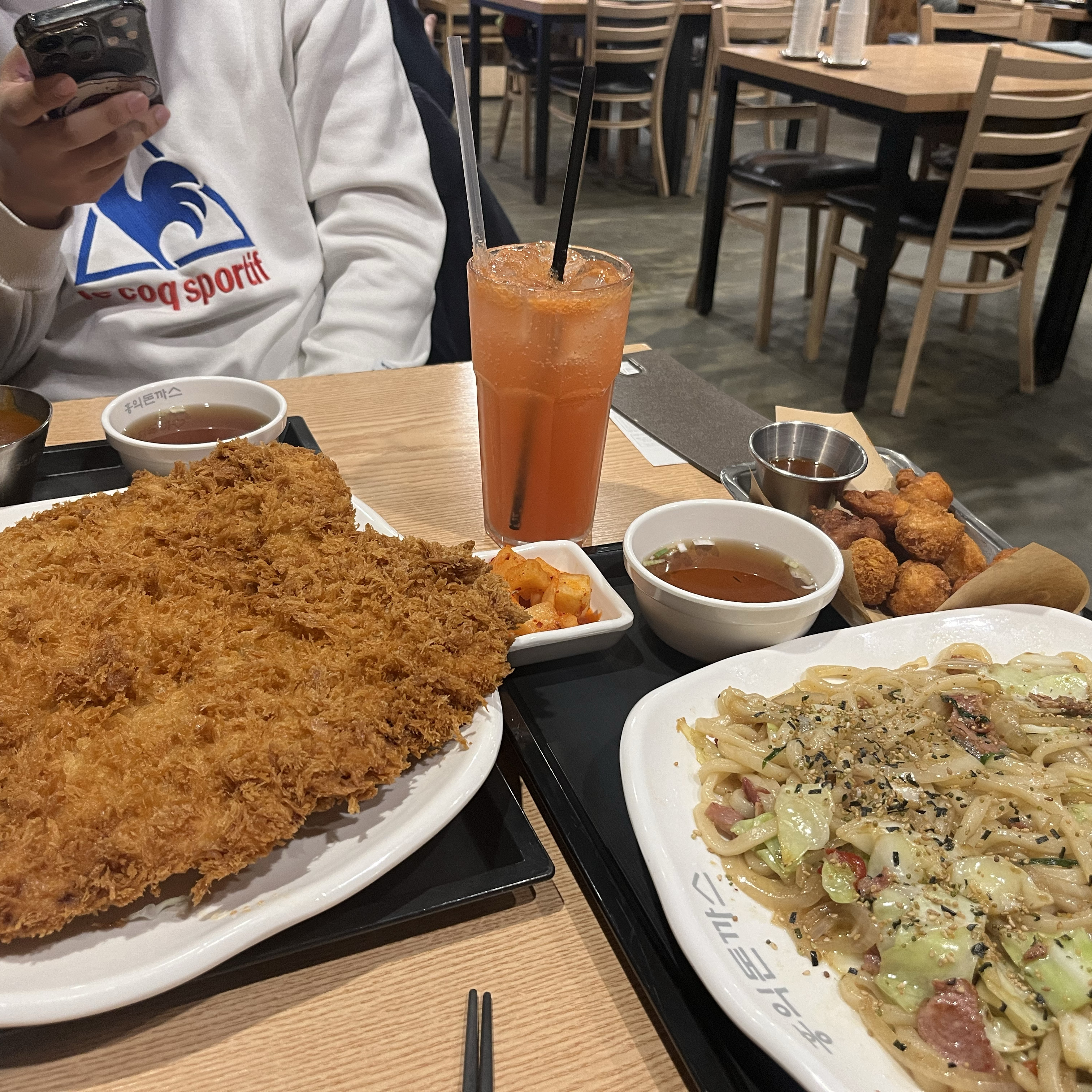 돈까스도 야끼우동도 양이 엄청 많고 맛있었어요 사이드도 맛있어요! - 향남 맛집 홍익돈까스 향남점