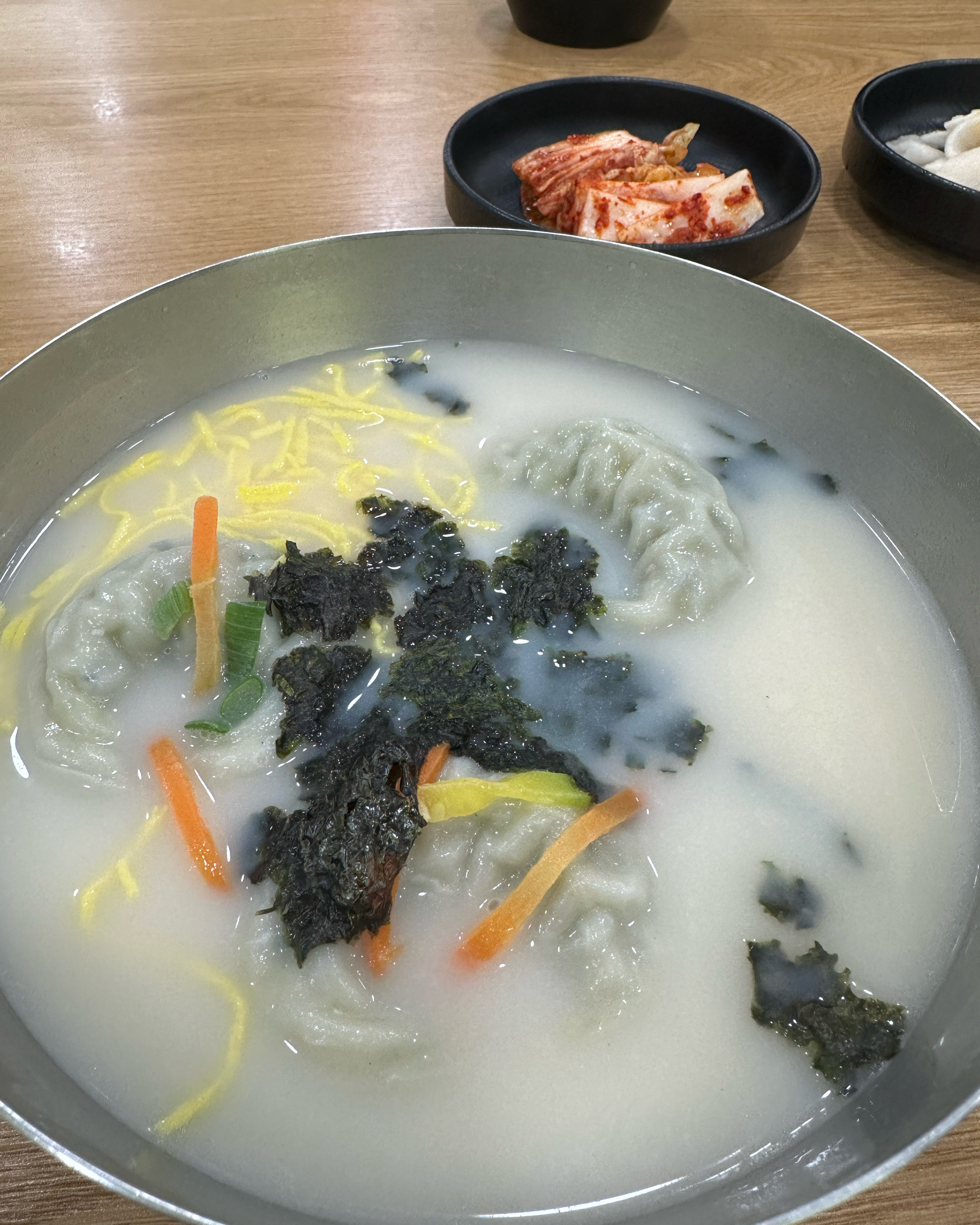 밀면 늦게나와서 떡만두국만 찍었네요 - 안양 맛집 부산가야밀면