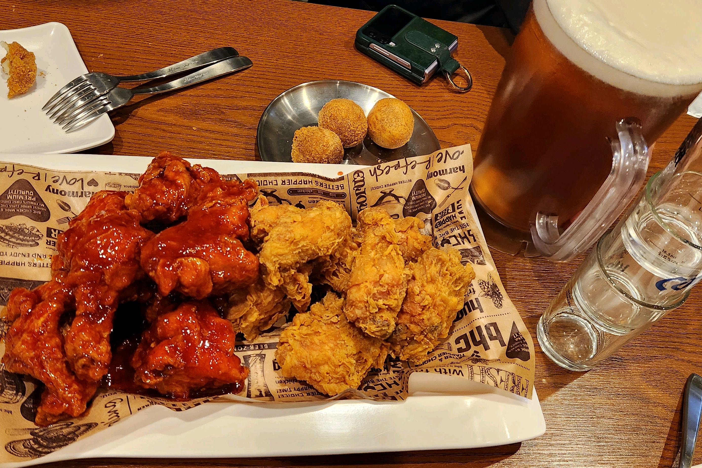 스카이베이 호텔 1층 bhc 가볍게 생맥과 치킨 먹기 좋네요. 생맥이 아주 시원하진 않았어