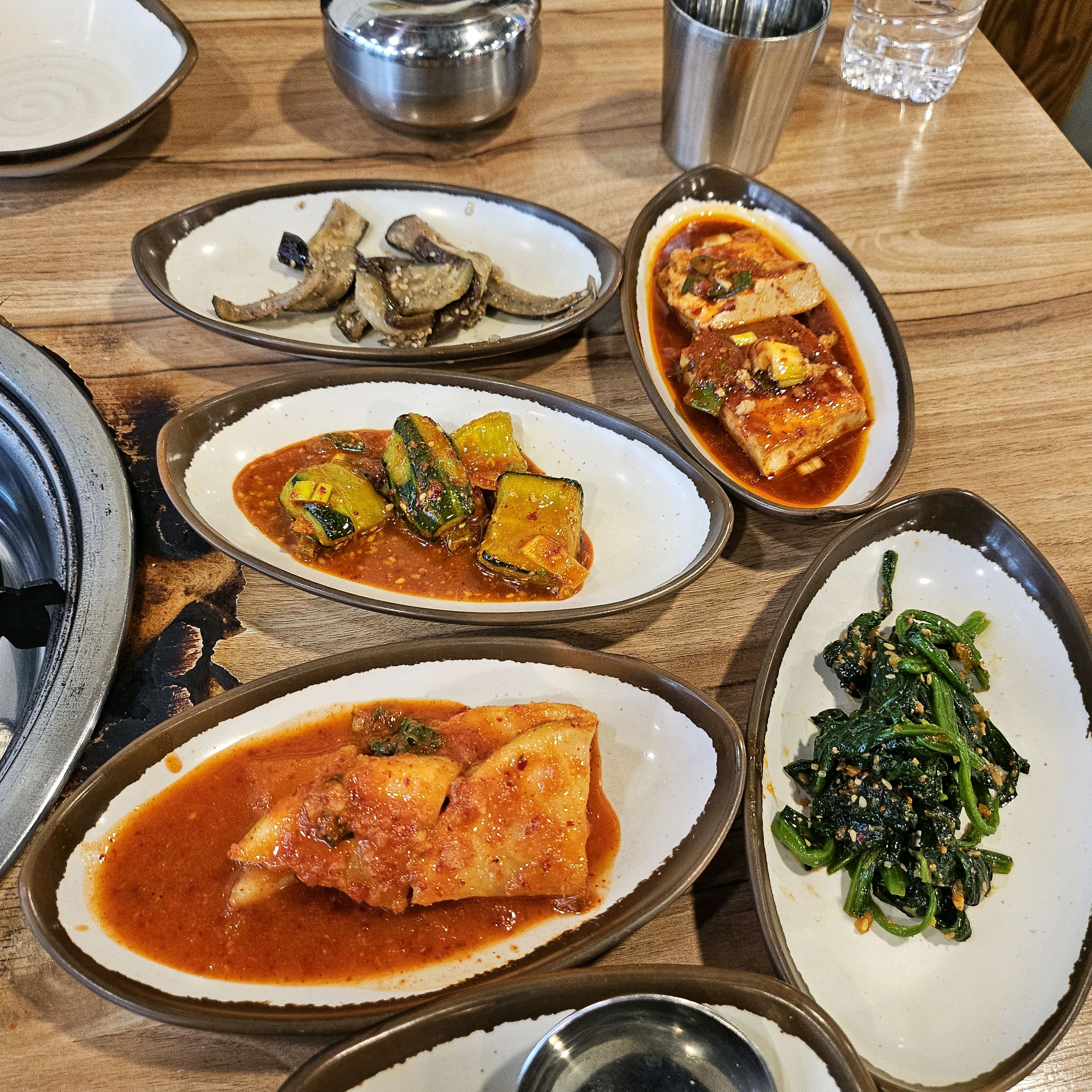 너무맛있어요 음식도 반찬도ㅋㅋ 반찬찍고 메인메뉴나오는순간. 정신없이 먹어버려서. 정작 메인