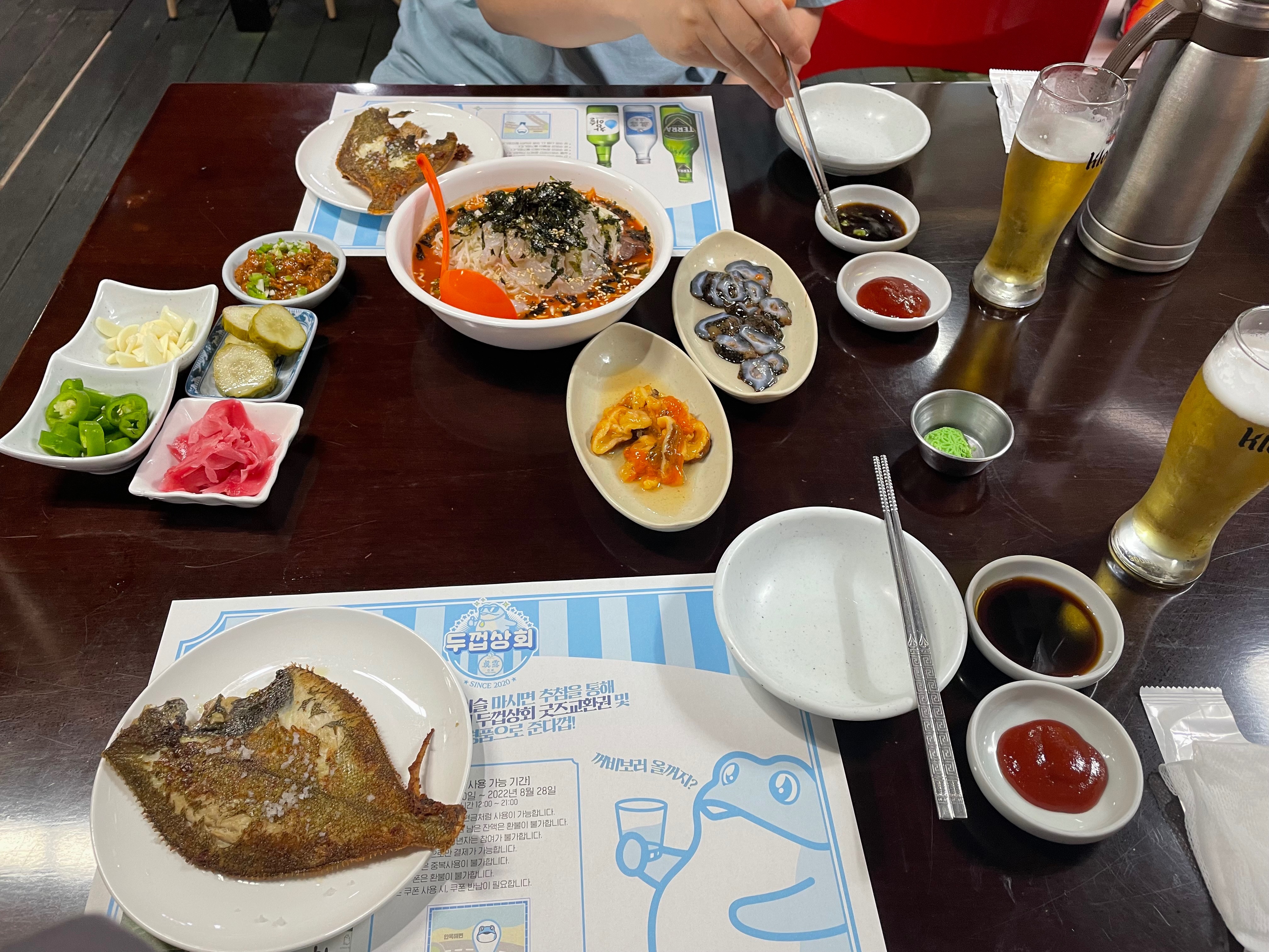 바닷가 근처라 다른곳은 다 비싼데, 여긴 가성비 좋네요. 근데 물회국물이 좀 특이한 맛이