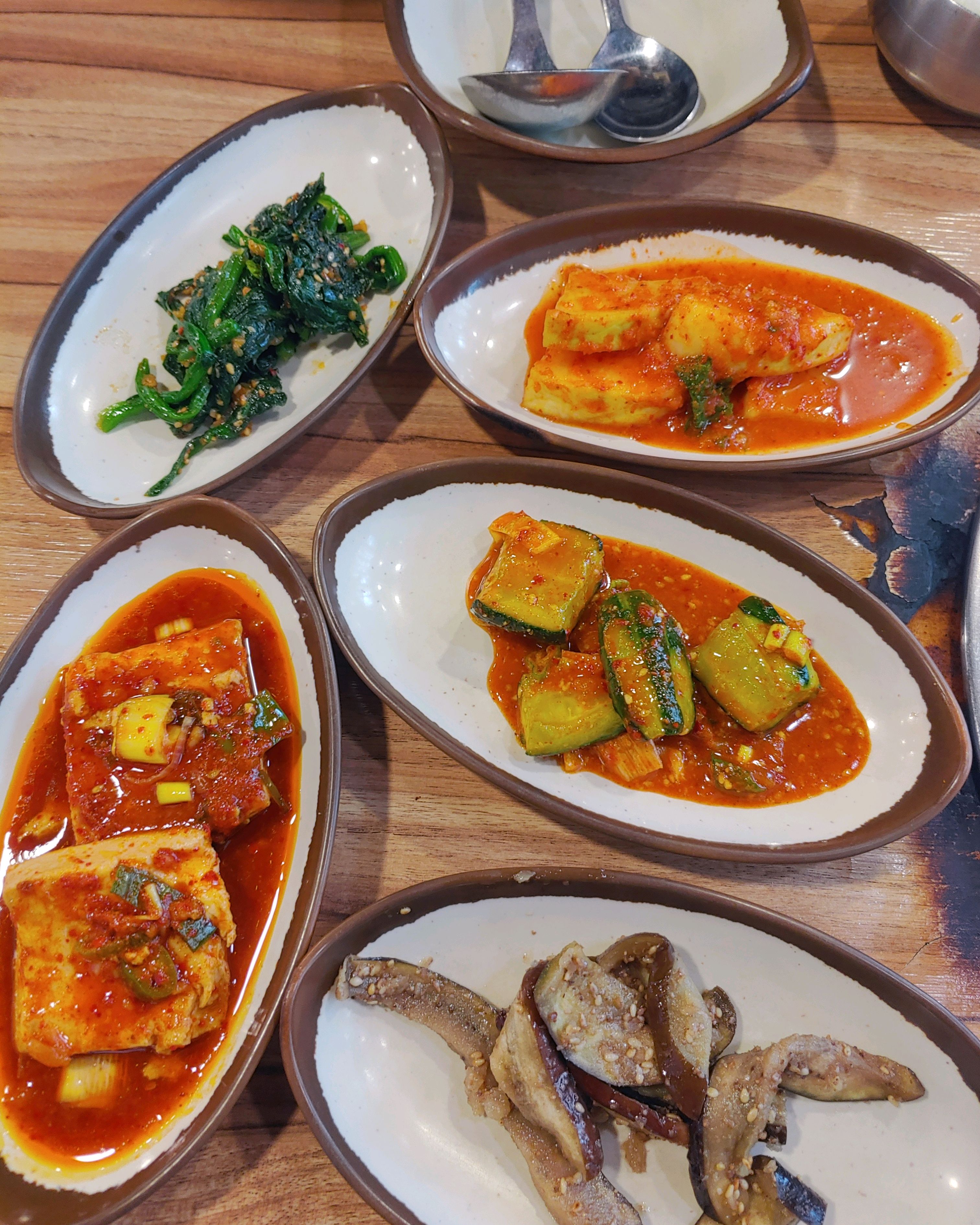 너무맛있어서 사진찍는다더니 반찬만찍고 그냥 홀라당다 먹어버렸네요. 제육도 돼지불백처럼나오고